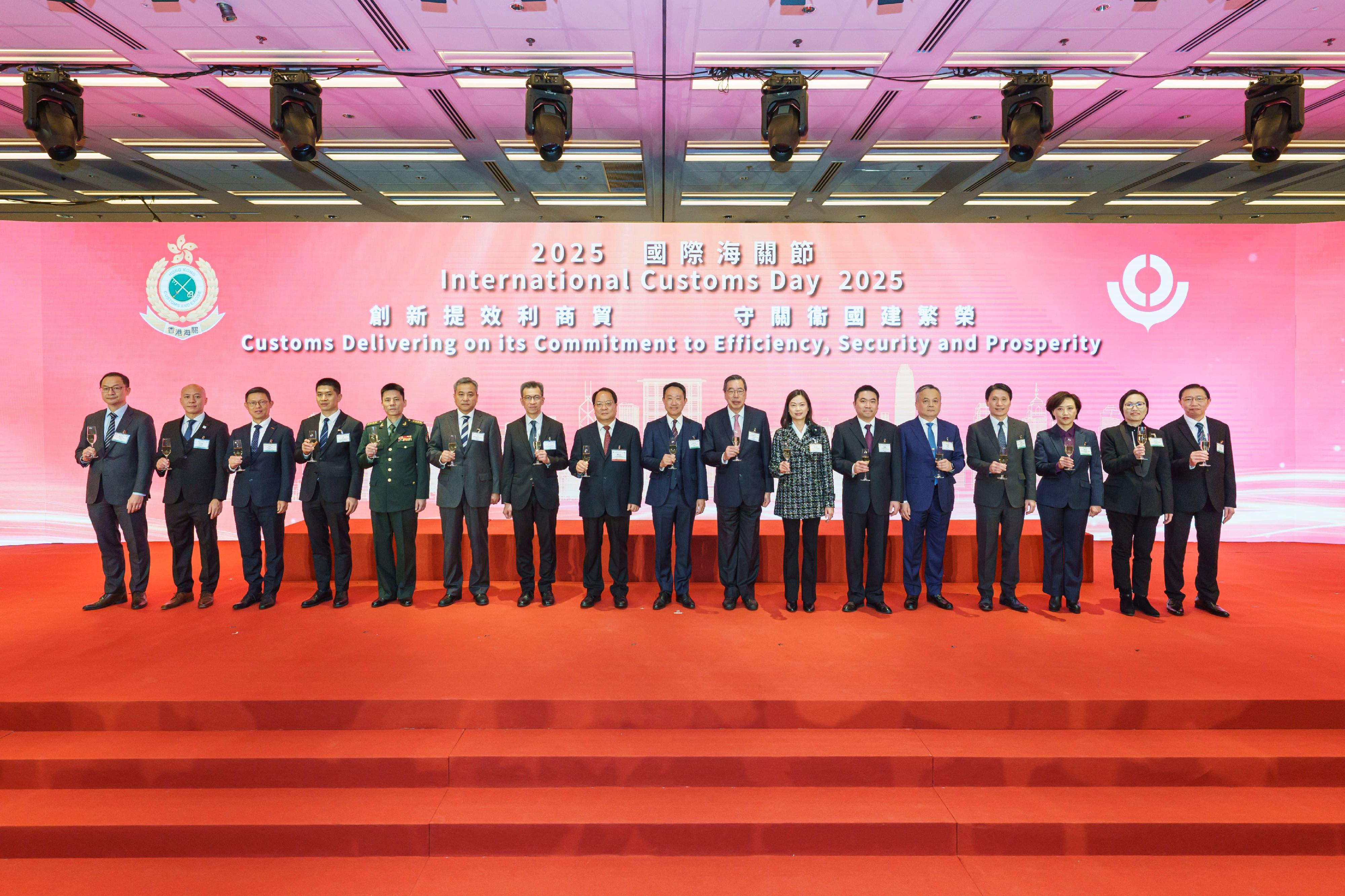 中華人民共和國外交部駐香港特別行政區特派員公署副特派員潘雲東（左八）及海關關長陳子達（中）今日（一月二十一日）主持二○二五年「國際海關節」慶祝典禮。其他祝酒嘉賓包括立法會主席梁君彥（右八）、財經事務及庫務局常任秘書長（庫務）黎志華（左七）、商務及經濟發展局常任秘書長黃少珠（右七）、中央人民政府駐香港特別行政區聯絡辦公室經濟部副部長兼貿易處負責人周強（左六）、中央人民政府駐香港特別行政區聯絡辦公室警務聯絡部副部長謝巍（右六）、中國人民解放軍駐香港部隊政治工作部副主任漆曉春大校（左五）、澳門海關關長何浩瀚（右五）、中央人民政府駐香港特別行政區維護國家安全公署聯絡局處長王華（左四）及香港海關首長級人員。