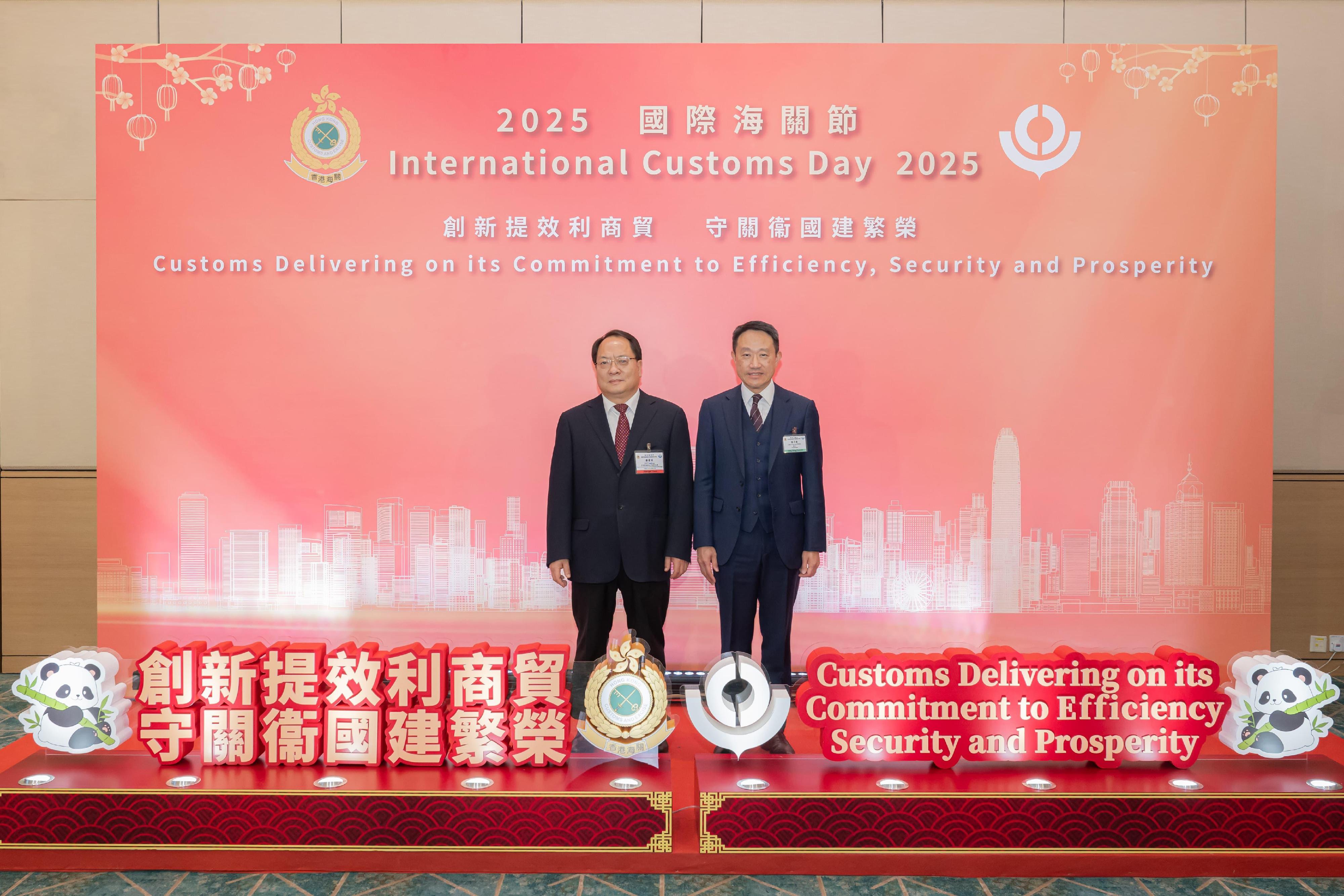 香港海關今日（一月二十一日）在香港會議展覽中心舉行二○二五年「國際海關節」慶祝酒會。圖示海關關長陳子達（右）與中華人民共和國外交部駐香港特別行政區特派員公署副特派員潘雲東（左）。