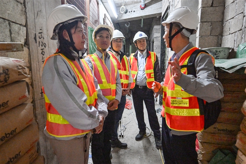 The Labour Department launched a territory-wide Special Enforcement Operation yesterday (January 20), focusing on construction sites with large-scale scaffolding, curtain wall installations and lifting operations, etc. Photo shows an occupational safety officer explaining the enforcement situation to the Commissioner for Labour, Ms May Chan (first left); the Deputy Commissioner for Labour (Occupational Safety and Health), Mr Vincent Fung (second right); the Chairman of the Legislative Council Panel on Manpower, Mr Lam Chun-sing (second left); and the Deputy Chairman of the Legislative Council Panel on Manpower, Dr Ngan Man-yu (centre).