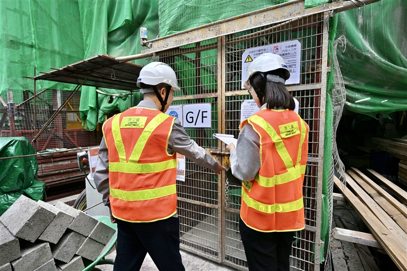 The Labour Department launched a territory-wide Special Enforcement Operation (SEO) yesterday (January 20), focusing on construction sites with large-scale scaffolding, curtain wall installations and lifting operations, etc. Photo shows occupational safety officers inspecting a construction site during the SEO.