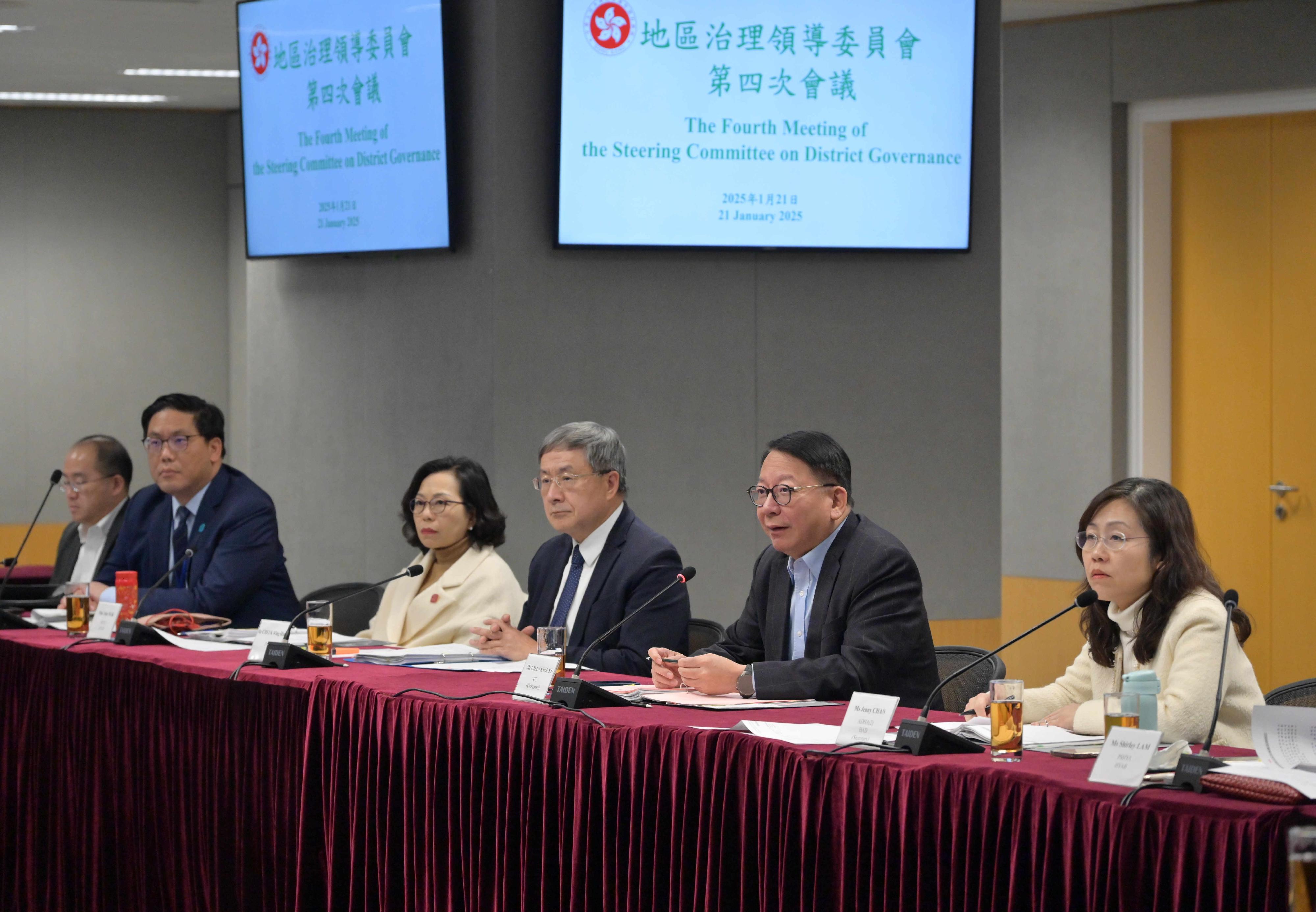 The Chief Secretary for Administration, Mr Chan Kwok-ki, chaired the fourth meeting of the Steering Committee on District Governance today (January 21) to steer and direct various bureaux and departments in formulating strategies on issues of district concern and to follow up on the implementation progress of the eight key district initiatives identified at the first three meetings. Photo shows Mr Chan (second right) speaking at the meeting. Sitting next to him are the Deputy Chief Secretary for Administration, Mr Cheuk Wing-hing (third right); the Secretary for Home and Youth Affairs, Miss Alice Mak (third left); and the Under Secretary for Home and Youth Affairs, Mr Clarence Leung (second left).

