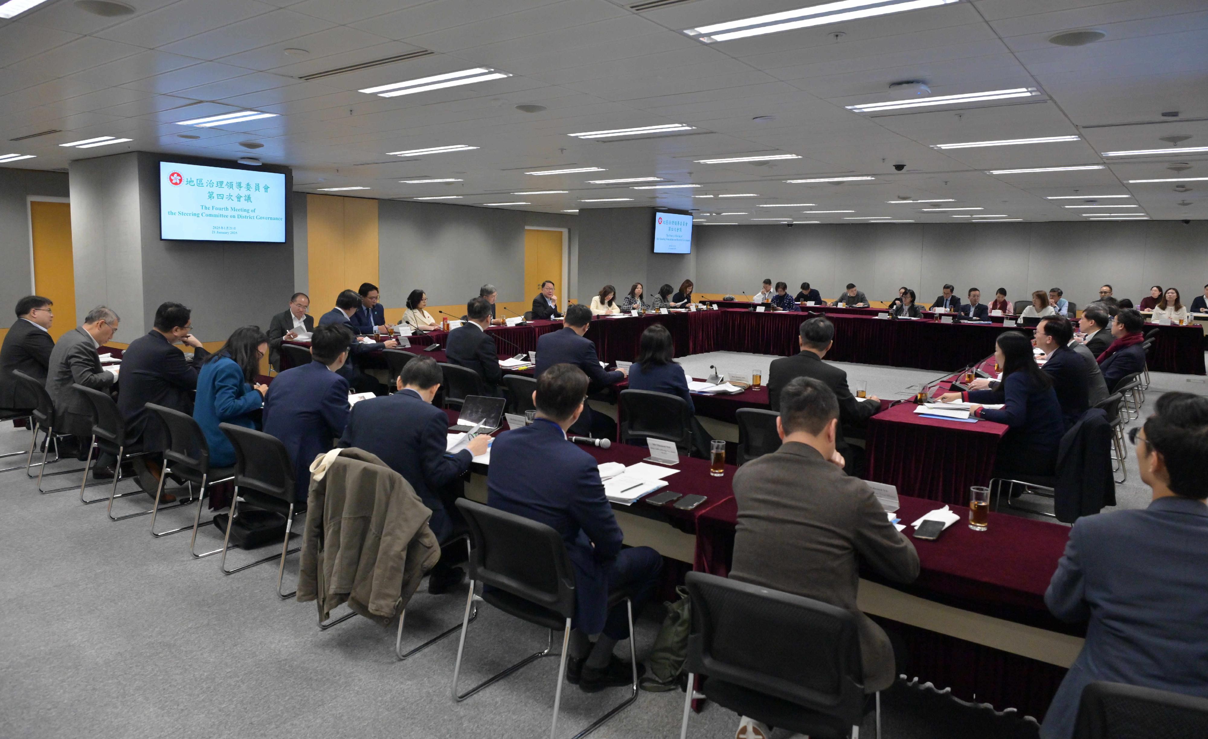 The Chief Secretary for Administration, Mr Chan Kwok-ki, chaired the fourth meeting of the Steering Committee on District Governance today (January 21) to steer and direct various bureaux and departments in formulating strategies on issues of district concern and to follow up on the implementation progress of the eight key district initiatives identified at the first three meetings. Photo shows Mr Chan; the Deputy Chief Secretary for Administration, Mr Cheuk Wing-hing; the Secretary for Home and Youth Affairs, Miss Alice Mak, and other members of the Steering Committee exchanging views with the Chairmen of the 18 District Councils on district issues during the meeting.

