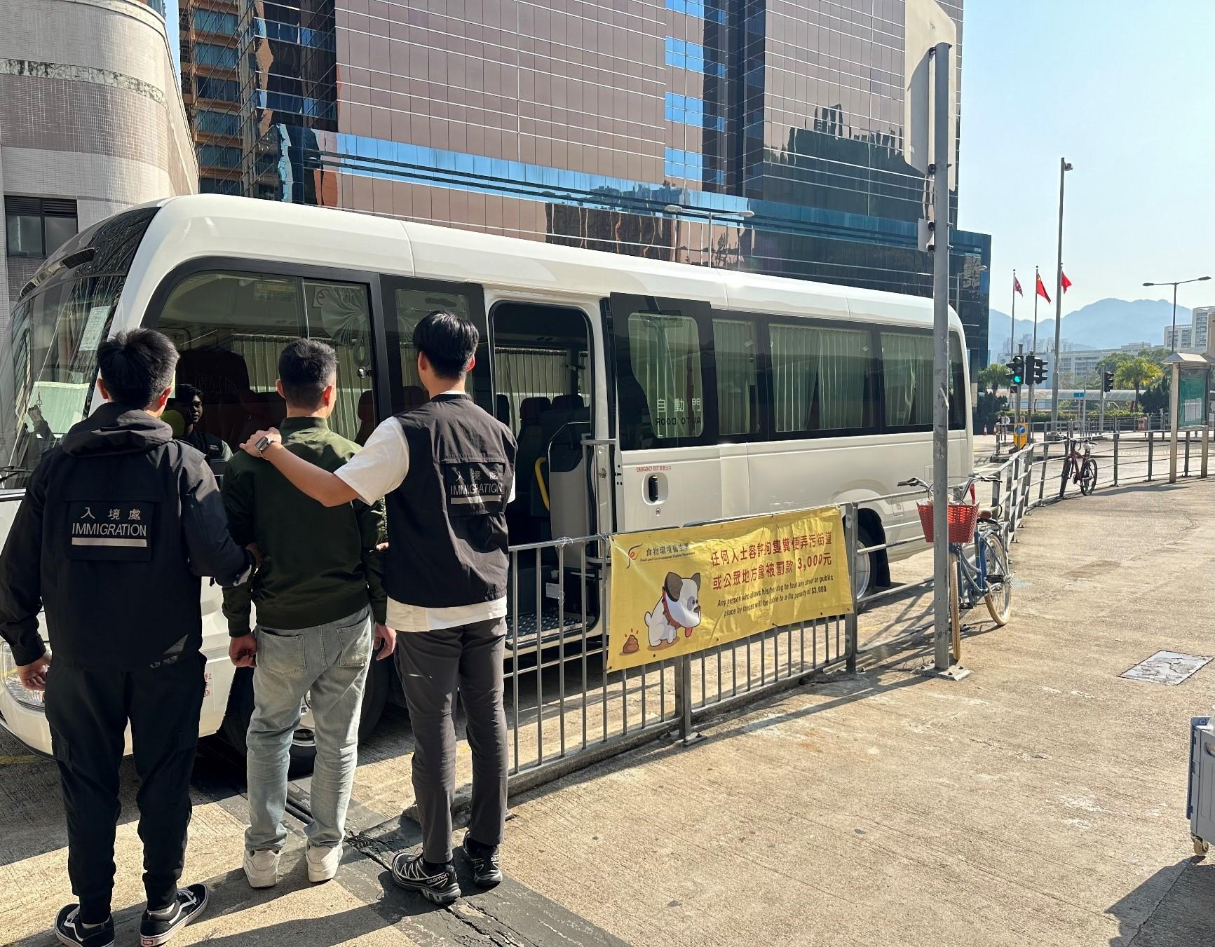 入境事務處於一月十三日至昨日（一月二十日）就打擊非法提供跨境服務的內地人士展開執法行動。圖示懷疑非法勞工在行動中被捕。