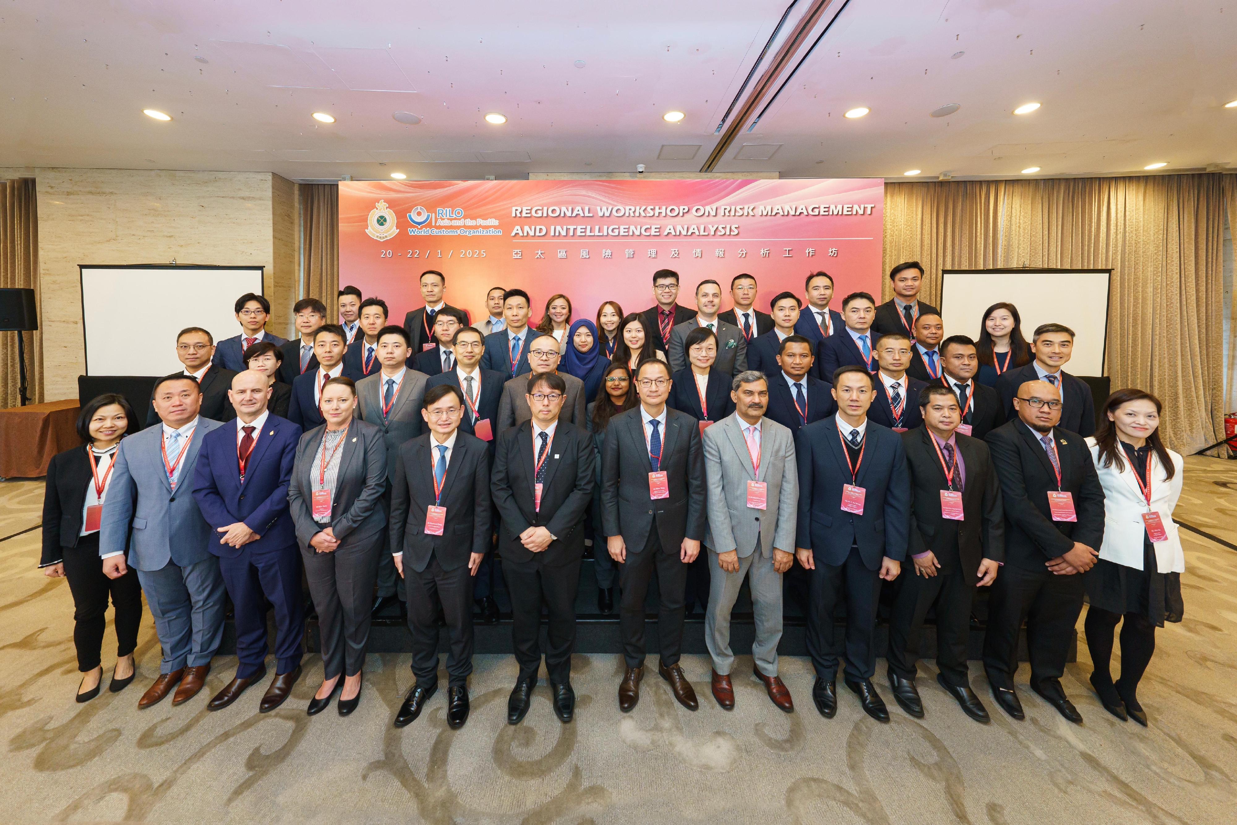 Hong Kong Customs and the Regional Intelligence Liaison Office for Asia and the Pacific hosted a three-day Regional Workshop on Risk Management and Intelligence Analysis from January 20 to today (January 22). Photo shows the Assistant Commissioner (Intelligence and Investigation), Mr Wong Ho-yin (front row, sixth right), and the Head of the Regional Intelligence Liaison Office for Asia and the Pacific, Mr Toshihiko Osawa (front row, sixth left), with other attending Hong Kong Customs officers and representatives of the Asia-Pacific members of the World Customs Organization and regional entities.
