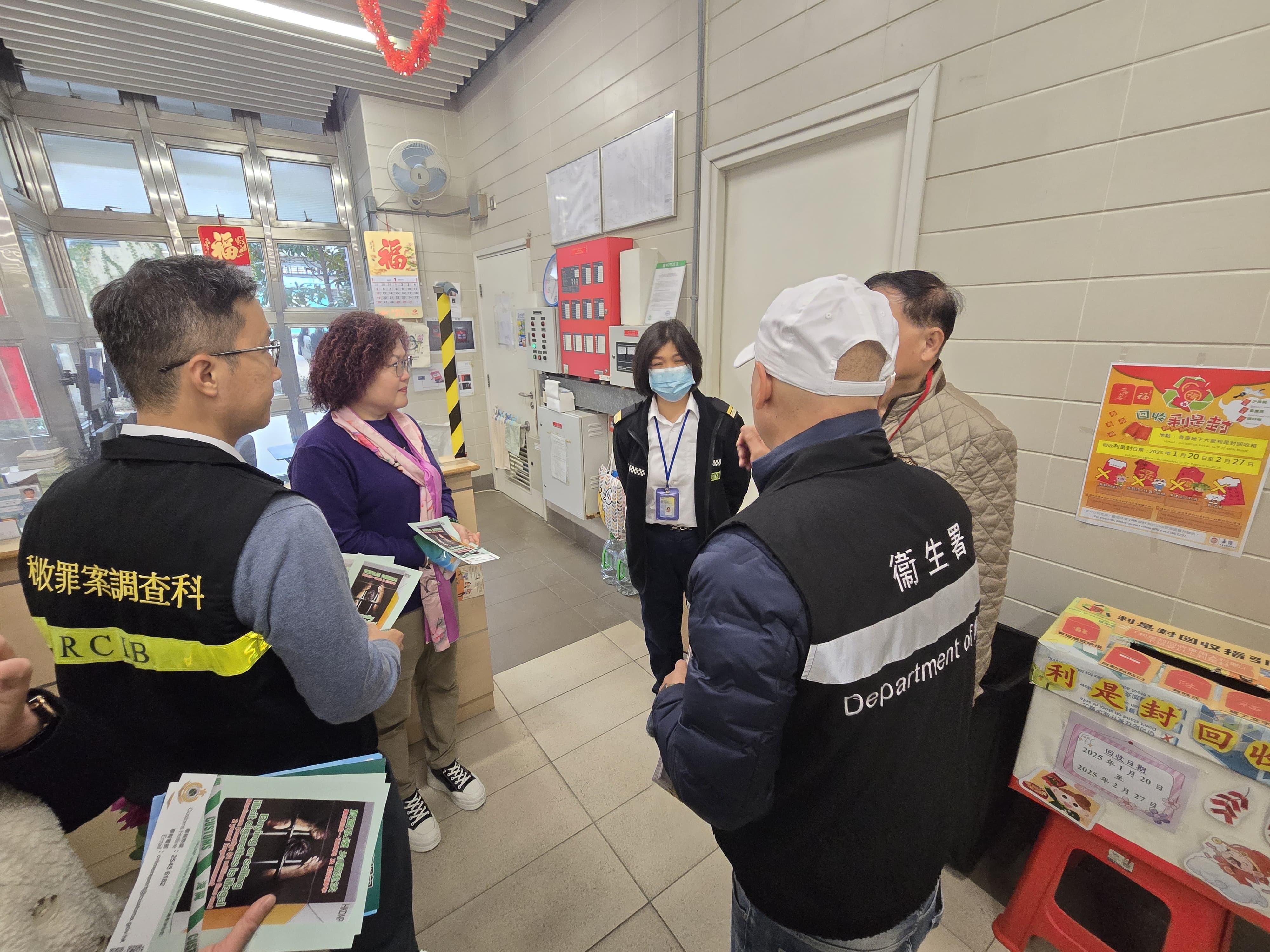 Hong Kong Customs conducted joint anti-illicit cigarette publicity activities with several members of the Tuen Mun District Council and government departments for two consecutive days (January 21 and 22), bringing anti-illicit cigarette messages to members of the public. Photo shows Customs officers explaining anti-illicit cigarette messages to residents.