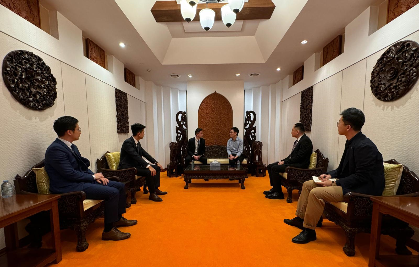 Members of the dedicated task force, joined by representatives from the Hong Kong Economic and Trade Office in Bangkok, met with staff of the Chinese Embassy in the Kingdom of Thailand today (January 22) and discussed the latest situation of the relevant case, as well as the rescue of assistance seekers who are still being detained.