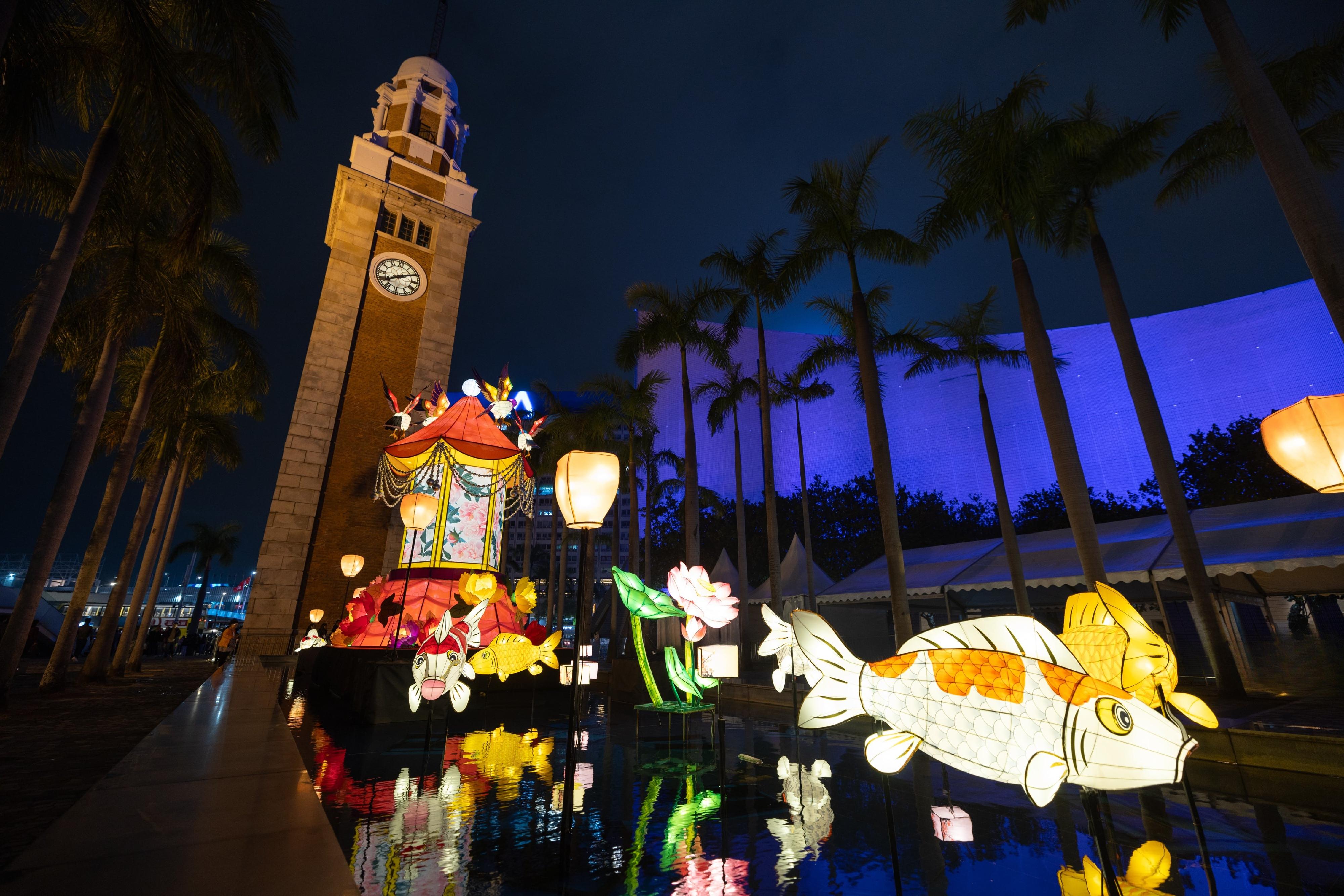 The Lunar New Year Lantern Display "Chinese Lanterns: An Enduring Heritage", organised by the Leisure and Cultural Services Department, is running at the Hong Kong Cultural Centre Piazza from today (January 23) to celebrate the Year of the Snake. Photo shows a dazzling 6-metre ornate palace lantern.