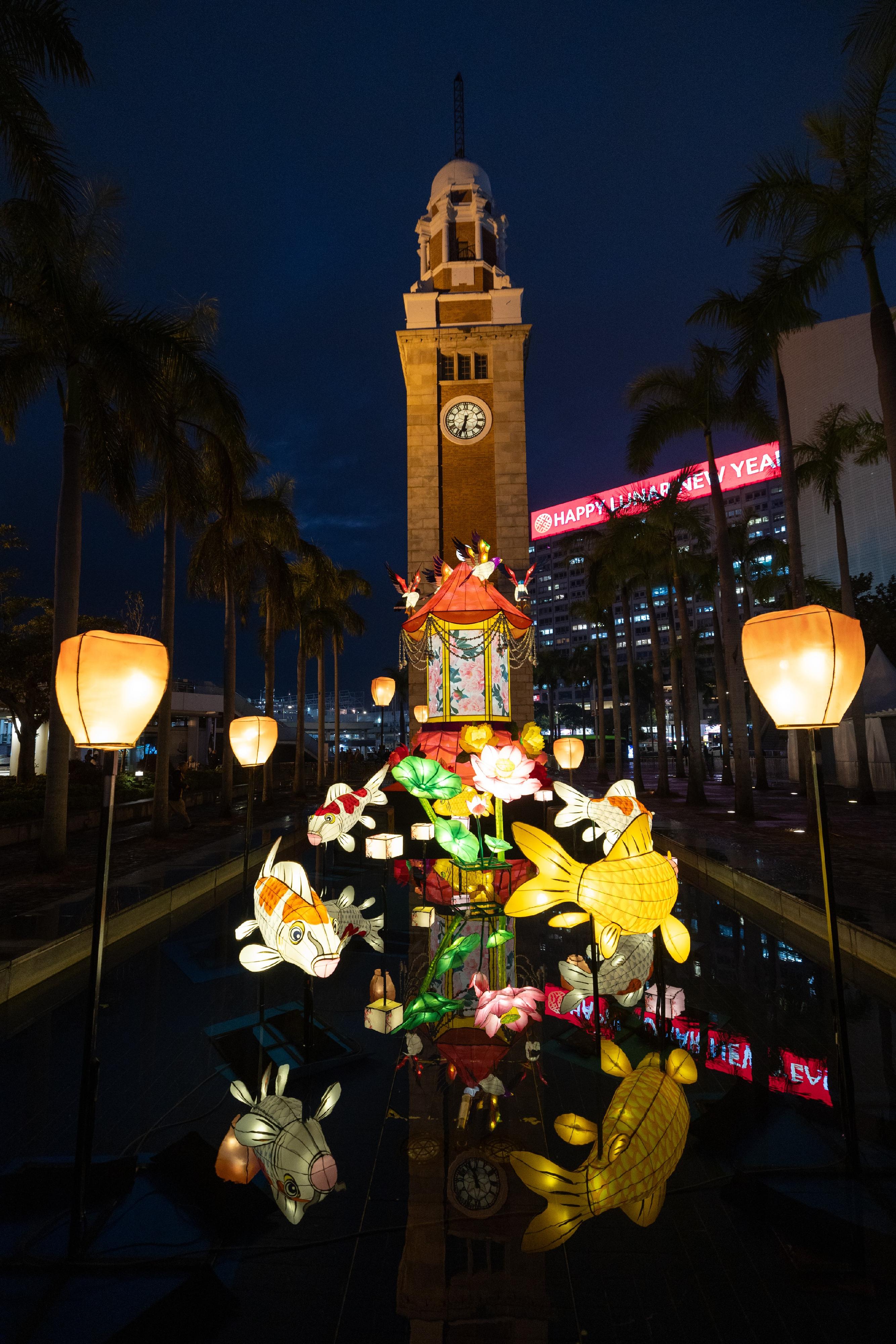 The Lunar New Year Lantern Display "Chinese Lanterns: An Enduring Heritage", organised by the Leisure and Cultural Services Department, is running at the Hong Kong Cultural Centre Piazza from today (January 23) to celebrate the Year of the Snake. Photo shows a dazzling 6-metre ornate palace lantern.