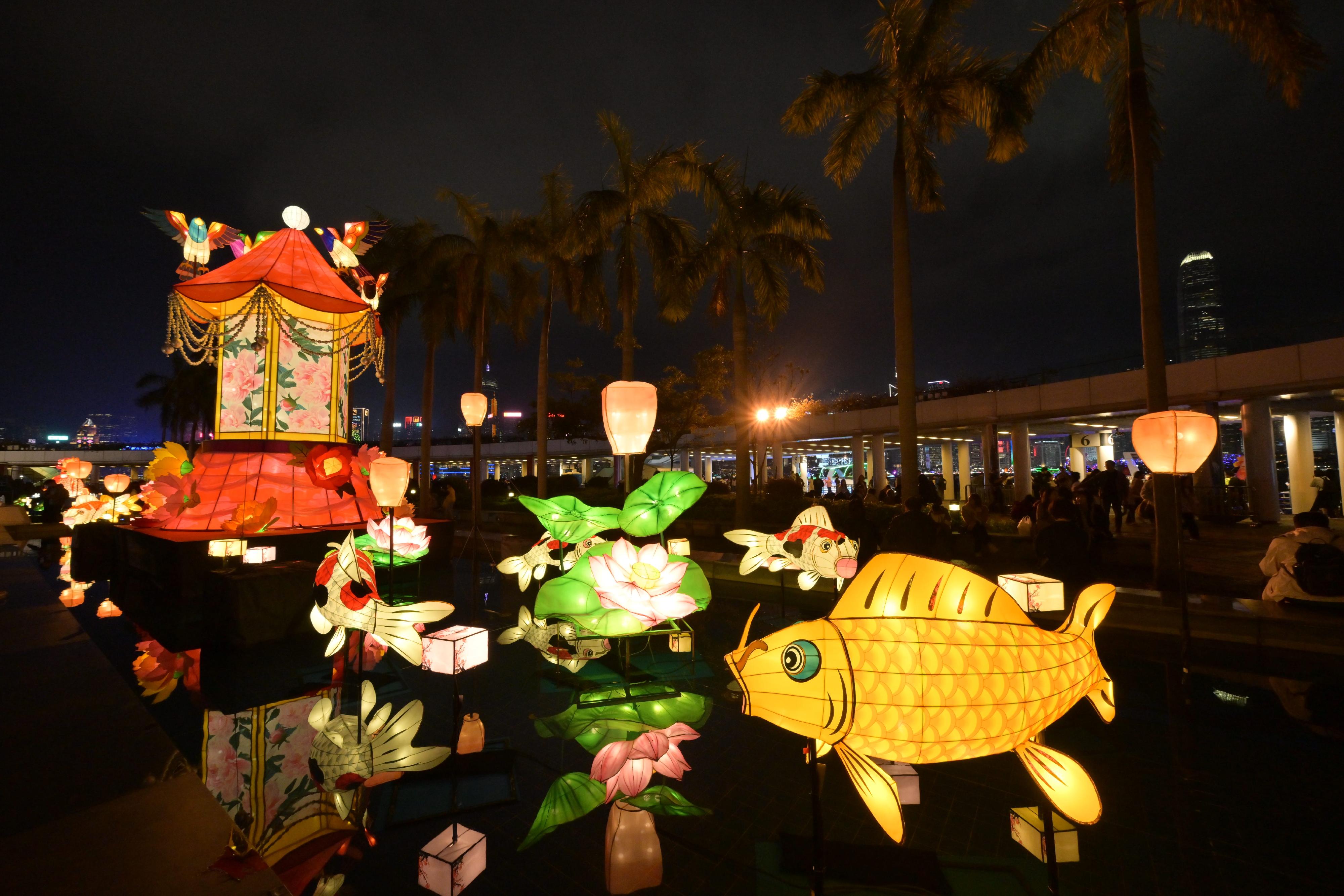 The Lunar New Year Lantern Display "Chinese Lanterns: An Enduring Heritage", organised by the Leisure and Cultural Services Department, is running at the Hong Kong Cultural Centre Piazza from today (January 23) to celebrate the Year of the Snake. Photo shows a dazzling 6-metre ornate palace lantern.