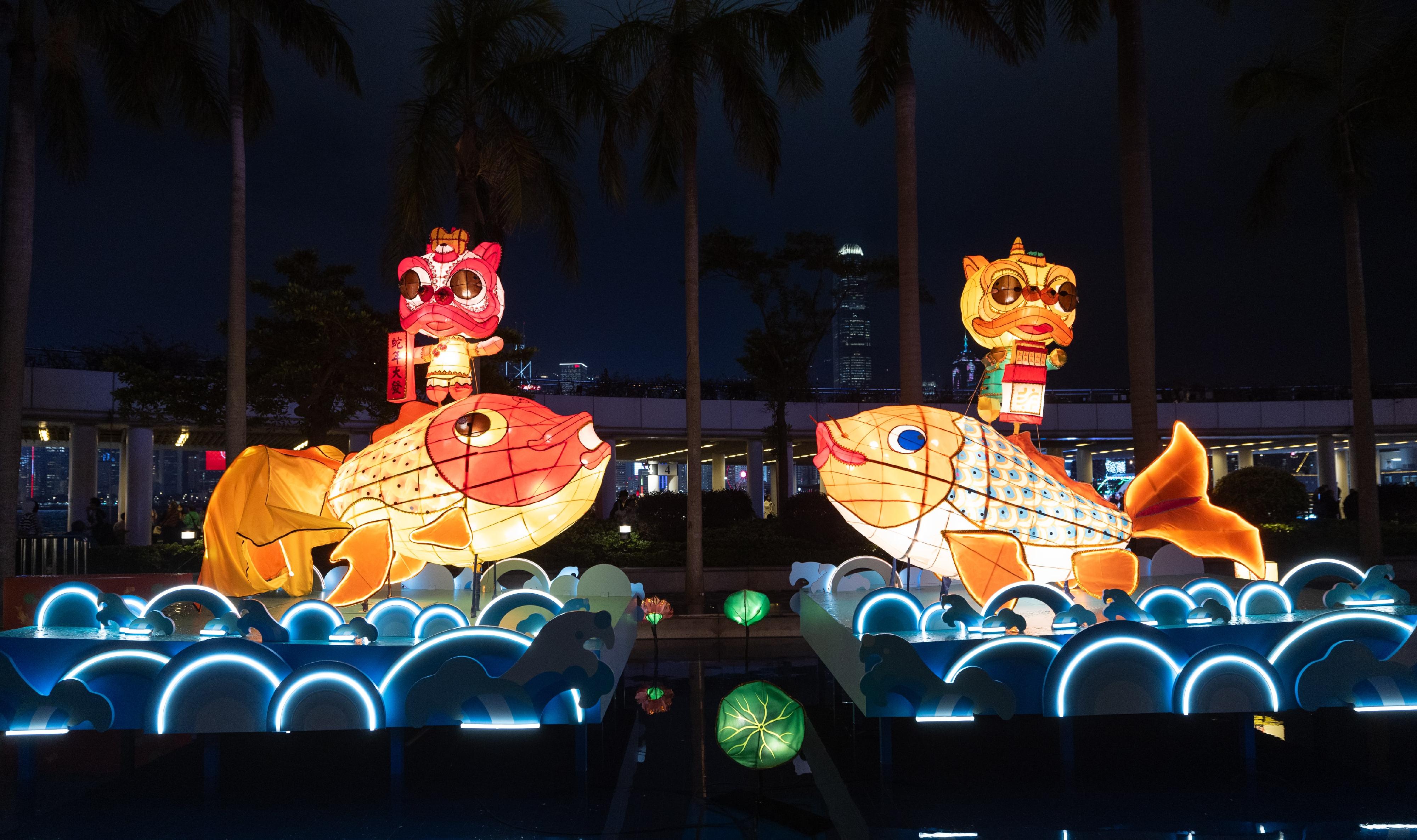 The Lunar New Year Lantern Display "Chinese Lanterns: An Enduring Heritage", organised by the Leisure and Cultural Services Department, is running at the Hong Kong Cultural Centre Piazza from today (January 23) to celebrate the Year of the Snake. Photo shows the exquisite "Glittering Fish・Lanterns with Abundant Blessings" made by local paper-crafting master Mo Cheuk-kei.
