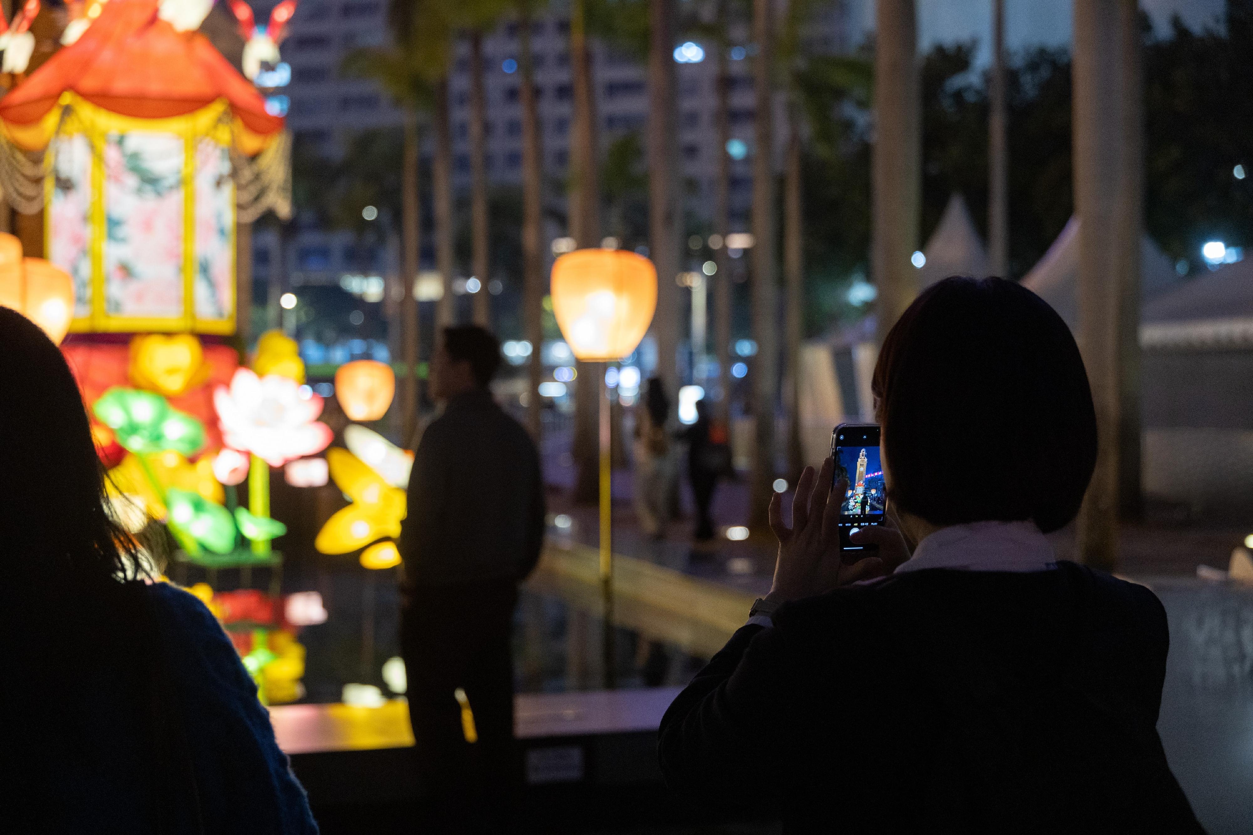 The Lunar New Year Lantern Display "Chinese Lanterns: An Enduring Heritage", organised by the Leisure and Cultural Services Department, is running at the Hong Kong Cultural Centre Piazza from today (January 23) to celebrate the Year of the Snake with the public.