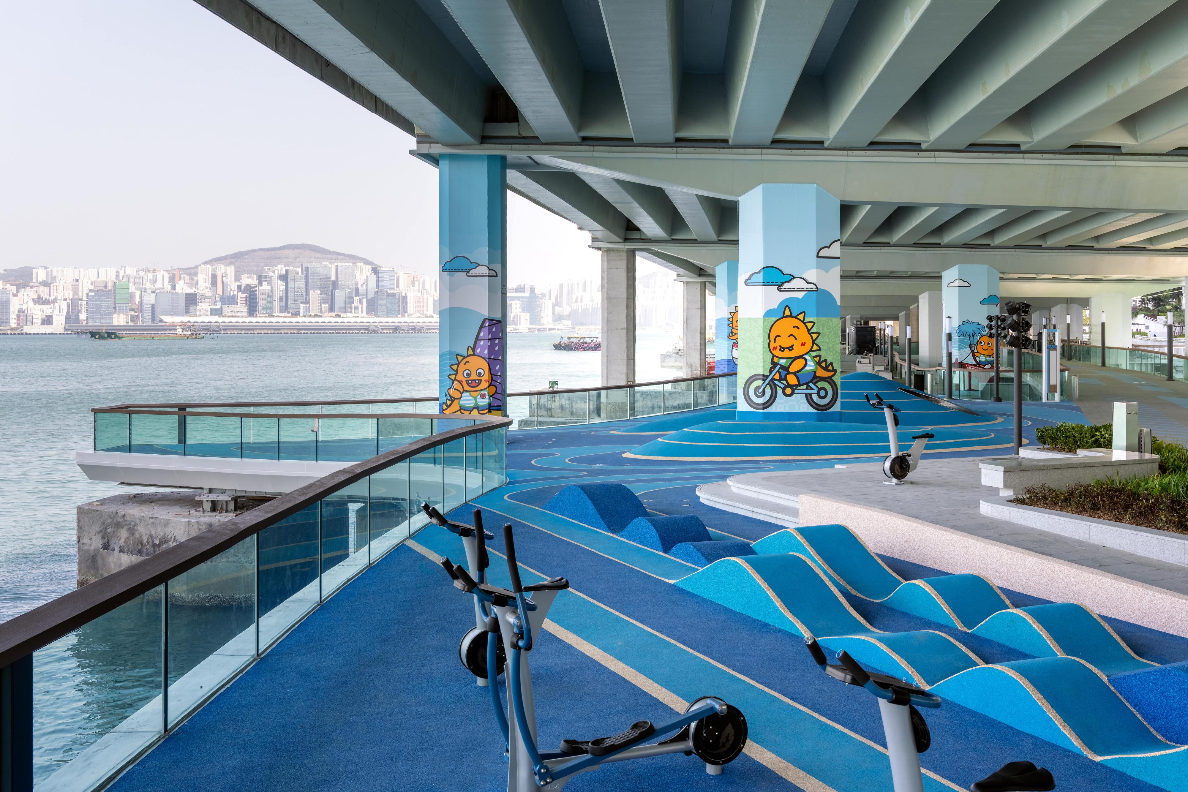 The East Coast Boardwalk (Western Section) underneath the Island Eastern Corridor in North Point, connecting the East Coast Park Precinct and the North Point Promenade, will open to the public this Sunday (January 26). The play area of the boardwalk is designed with the theme of waves, featuring fitness equipment and more.
