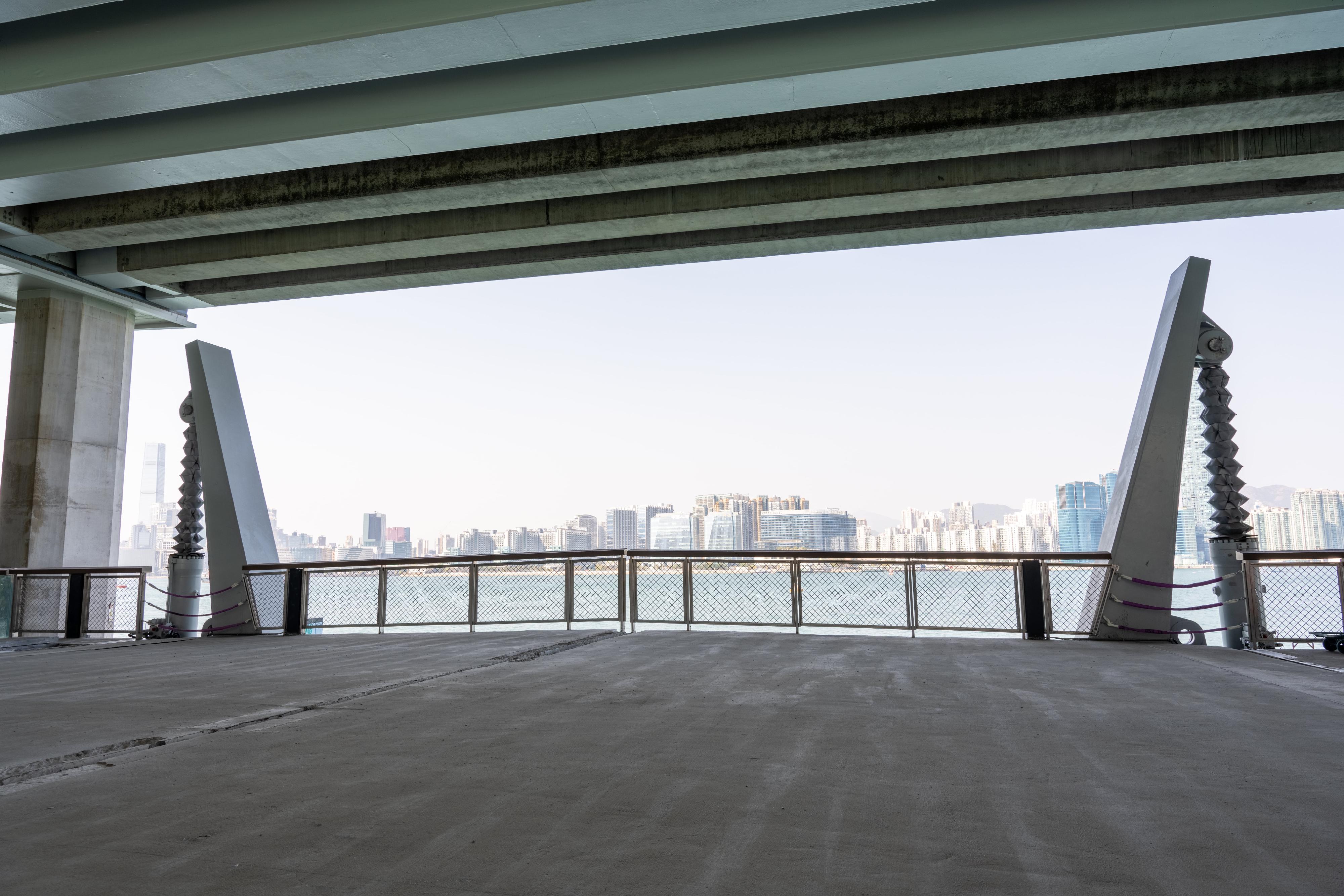 The East Coast Boardwalk (Western Section) underneath the Island Eastern Corridor in North Point, connecting the East Coast Park Precinct and the North Point Promenade, will open to the public this Sunday (January 26). With a design inspired by seabirds soaring in the sky, the first movable bascule bridge in Victoria Harbour built at the boardwalk allows the passage of vessels to coastal waters to facilitate emergency rescue and routine maintenance when necessary.