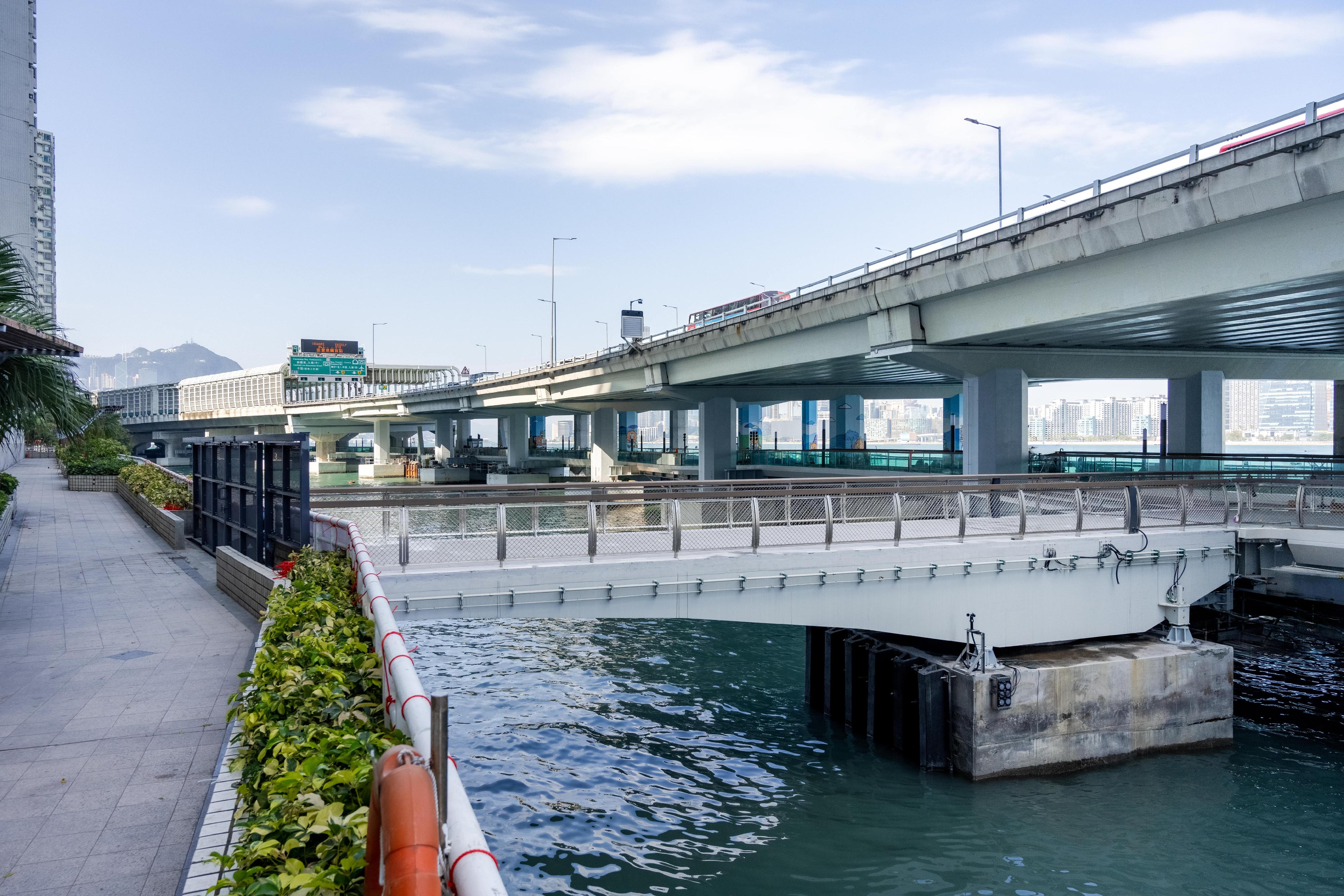 The East Coast Boardwalk (Western Section) underneath the Island Eastern Corridor in North Point, connecting the East Coast Park Precinct and the North Point Promenade, will open to the public this Sunday (January 26). The first movable swing bridge in Victoria Harbour connects the boardwalk with Provident Garden, allowing the passage of vessels to coastal waters to facilitate emergency rescue and routine maintenance when necessary.