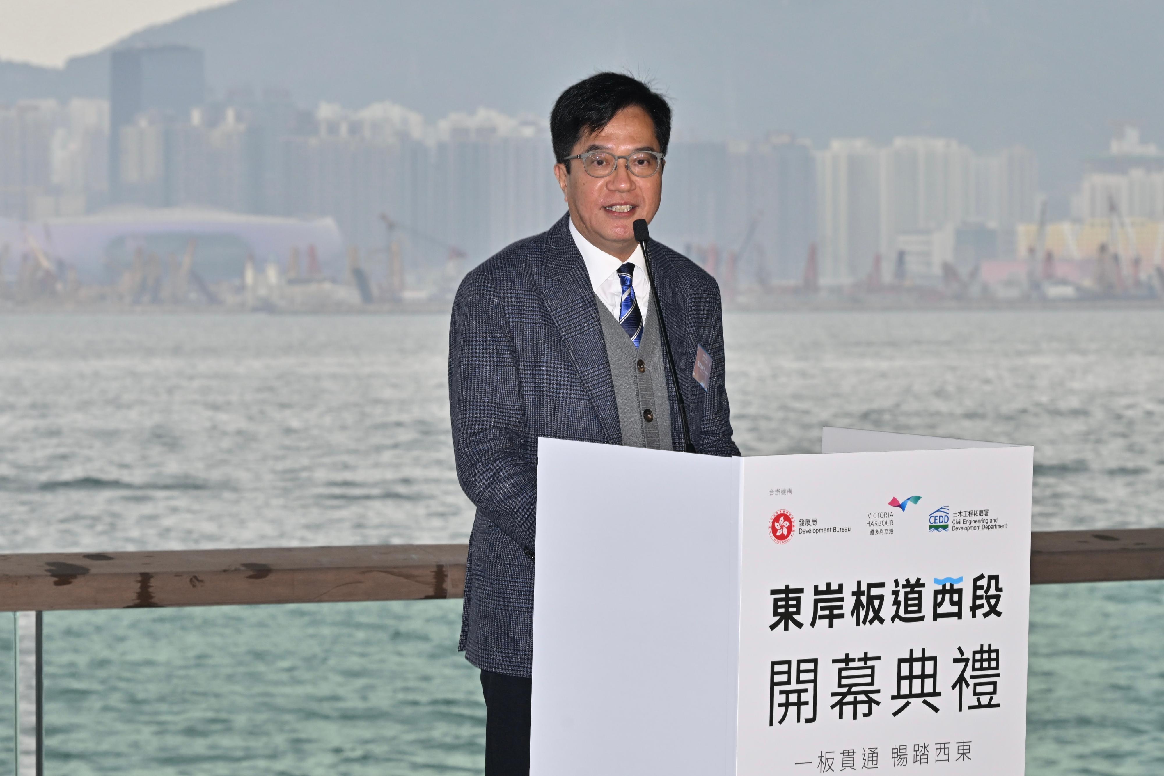 The East Coast Boardwalk (Western Section) underneath the Island Eastern Corridor in North Point, connecting the East Coast Park Precinct and the North Point Promenade, will open to the public this Sunday (January 26). Photo shows the Acting Financial Secretary, Mr Michael Wong, speaking at the opening ceremony today (January 23).