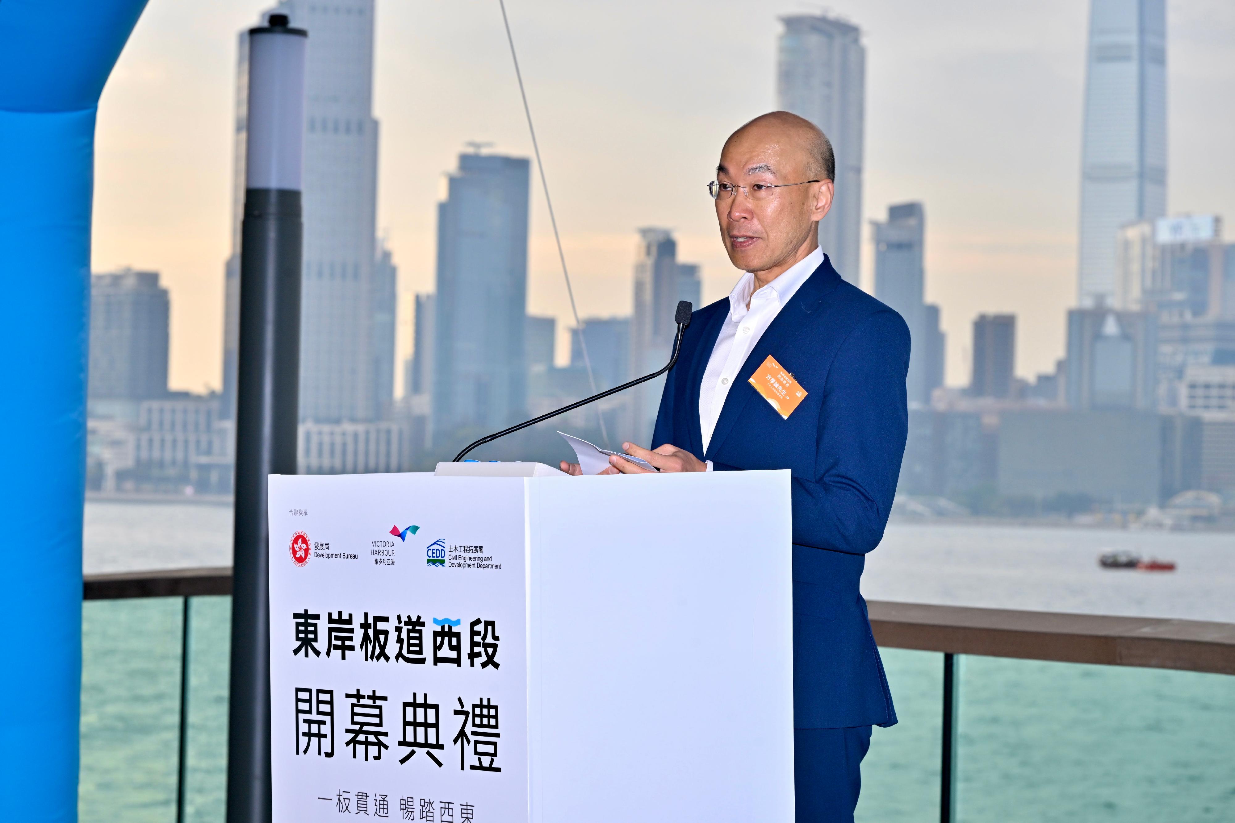 The East Coast Boardwalk (Western Section) underneath the Island Eastern Corridor in North Point, connecting the East Coast Park Precinct and the North Point Promenade, will open to the public this Sunday (January 26). Photo shows the Director of Civil Engineering and Development, Mr Michael Fong, speaking at the opening ceremony today (January 23).