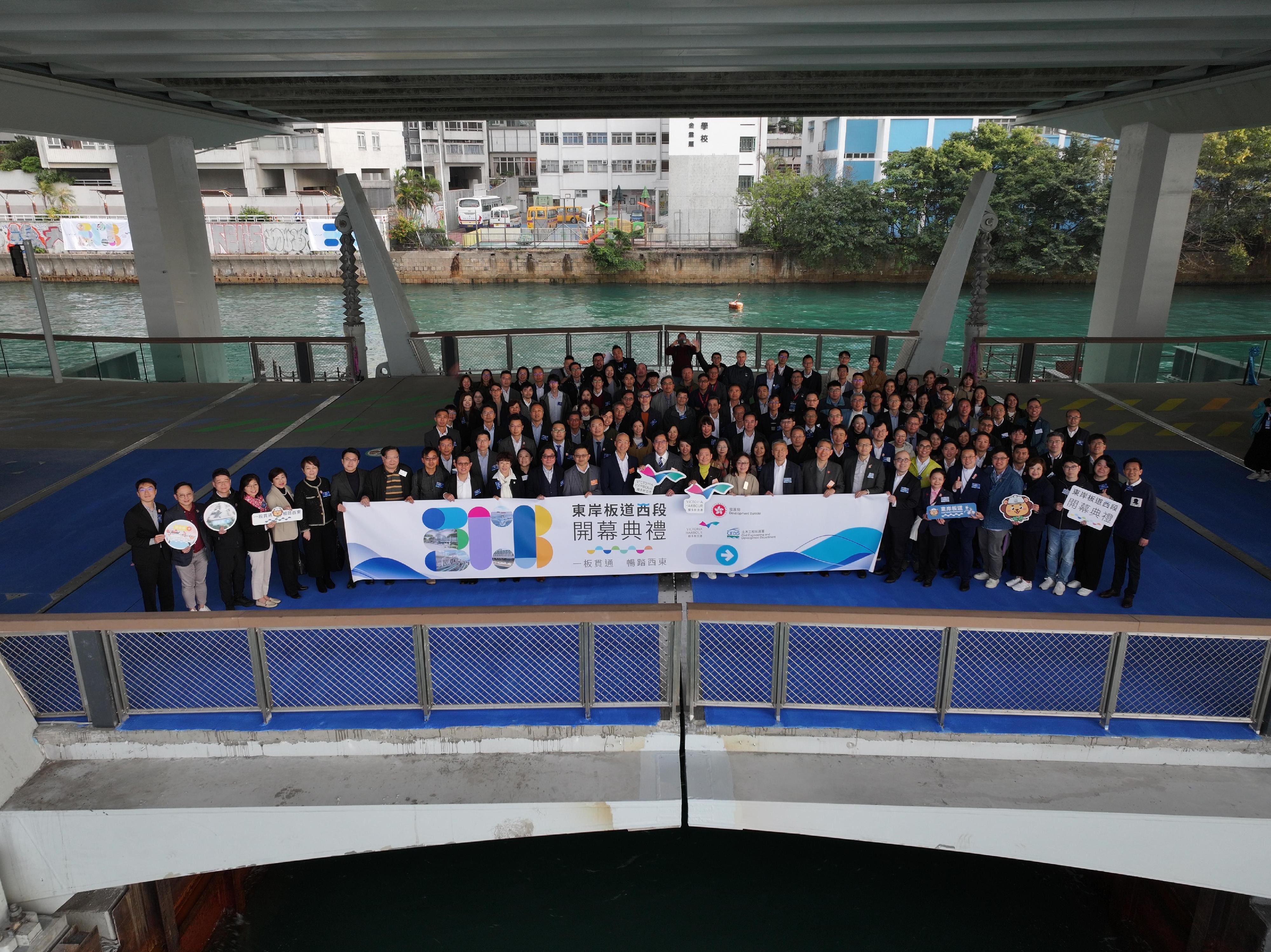 The East Coast Boardwalk (Western Section) underneath the Island Eastern Corridor in North Point, connecting the East Coast Park Precinct and the North Point Promenade, will open to the public this Sunday (January 26). Acting Financial Secretary, Mr Michael Wong (first row, 14th right); the Secretary for Development, Ms Bernadette Linn (first row, 12th right); the Chairman of the Harbourfront Commission, Mr Ivan Ho (first row, 13th right); the Director of Civil Engineering and Development, Mr Michael Fong (first row, centre); the Project Manager (South) of the Civil Engineering and Development Department, Mr Victor Chan (first row, 14th left); the District Officer (Eastern), Mr Simon Chan (first row, 10th right), are pictured with other guests at the movable bascule bridge of the boardwalk after officiating at the opening ceremony today (January 23).