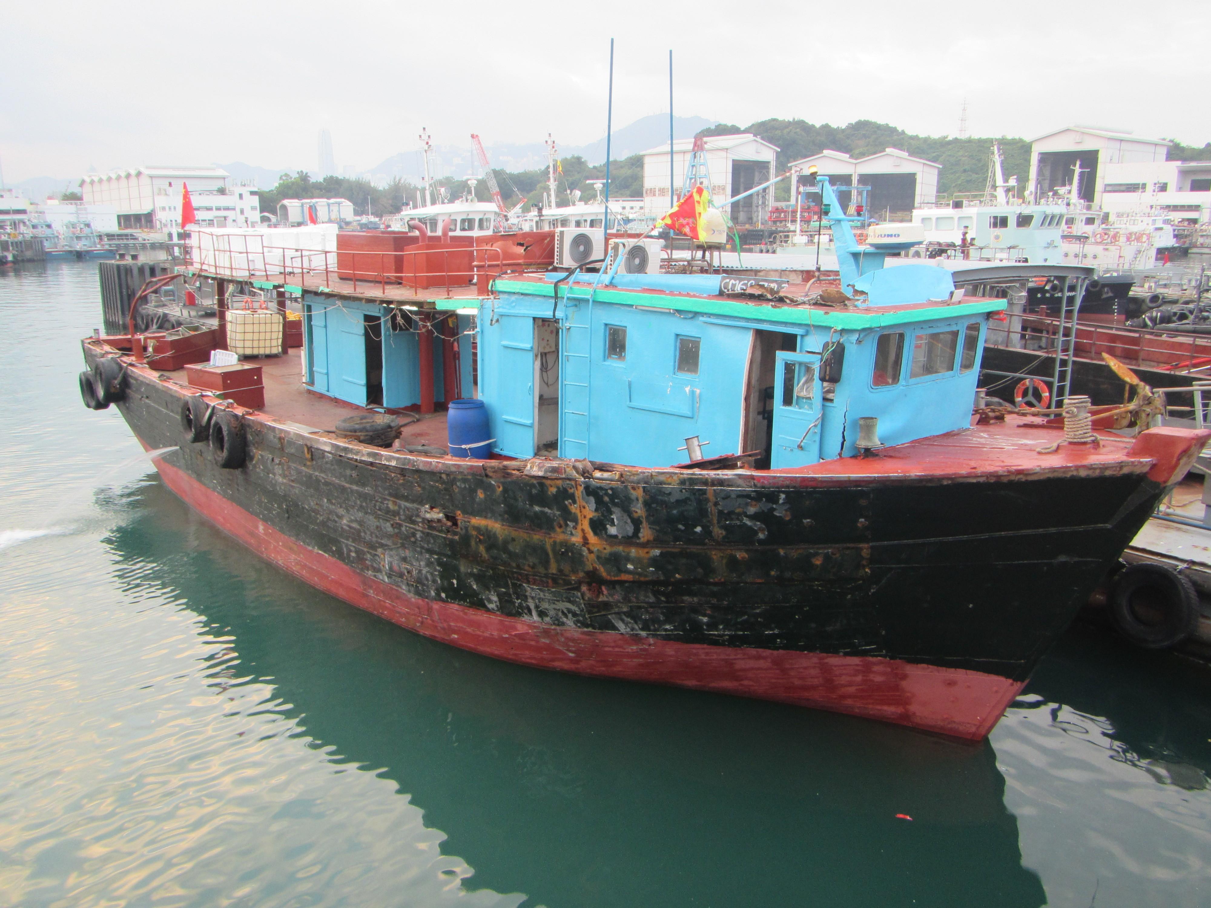 Hong Kong Customs yesterday (January 22) detected a large-scale illicit cigarette smuggling case in the waters off Tsing Yi and seized about 15 million suspected illicit cigarettes, with an estimated market value of about $67 million and a duty potential of about $49 million, on board a fishing vessel. Photo shows the fishing vessel which was involved in the case and detained in the waters off Tsing Yi.
