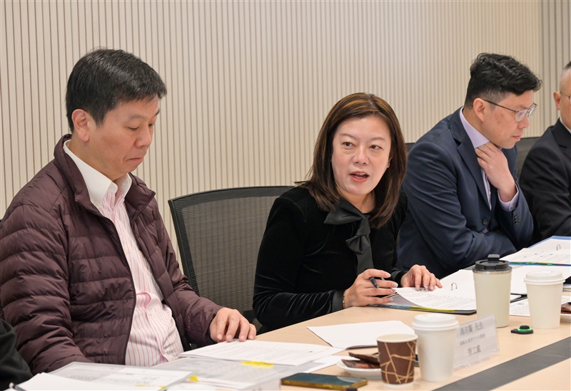 The Labour Department held a meeting on "Enhancement of Scaffolding Safety" today (January 24) to explore ways to enhance the safe use of scaffolds. The meeting was chaired by the Commissioner for Labour, Ms May Chan (centre).