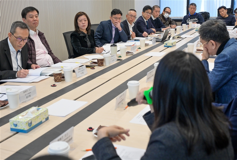 The Labour Department (LD) held a meeting on "Enhancement of Scaffolding Safety" today (January 24) to explore ways to enhance the safe use of scaffolds. Photo shows the LD discussing with the trade how to enhance the safe use of scaffolds on external walls.
