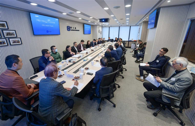 The Labour Department (LD) held a meeting on "Enhancement of Scaffolding Safety" today (January 24) to explore ways to enhance the safe use of scaffolds. Photo shows the LD discussing with the trade how to enhance the safe use of scaffolds on external walls.