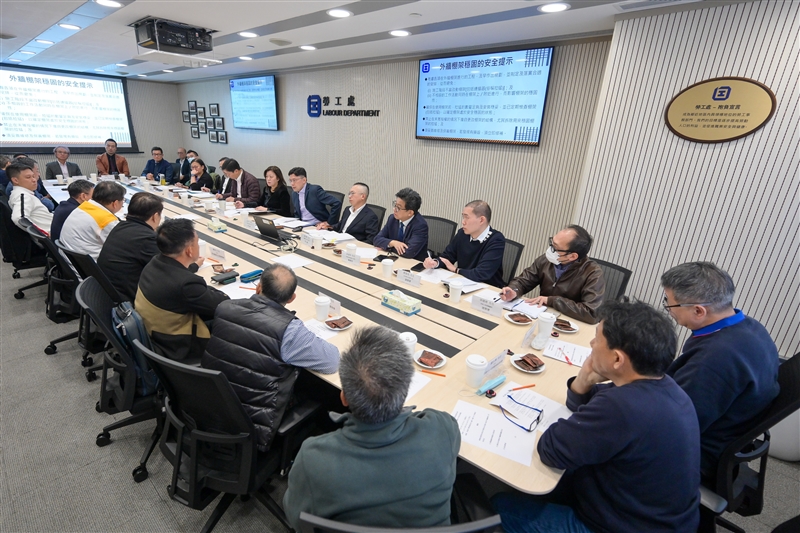 The Labour Department (LD) held a meeting on "Enhancement of Scaffolding Safety" today (January 24) to explore ways to enhance the safe use of scaffolds. Photo shows the LD discussing with the trade how to enhance the safe use of scaffolds on external walls.