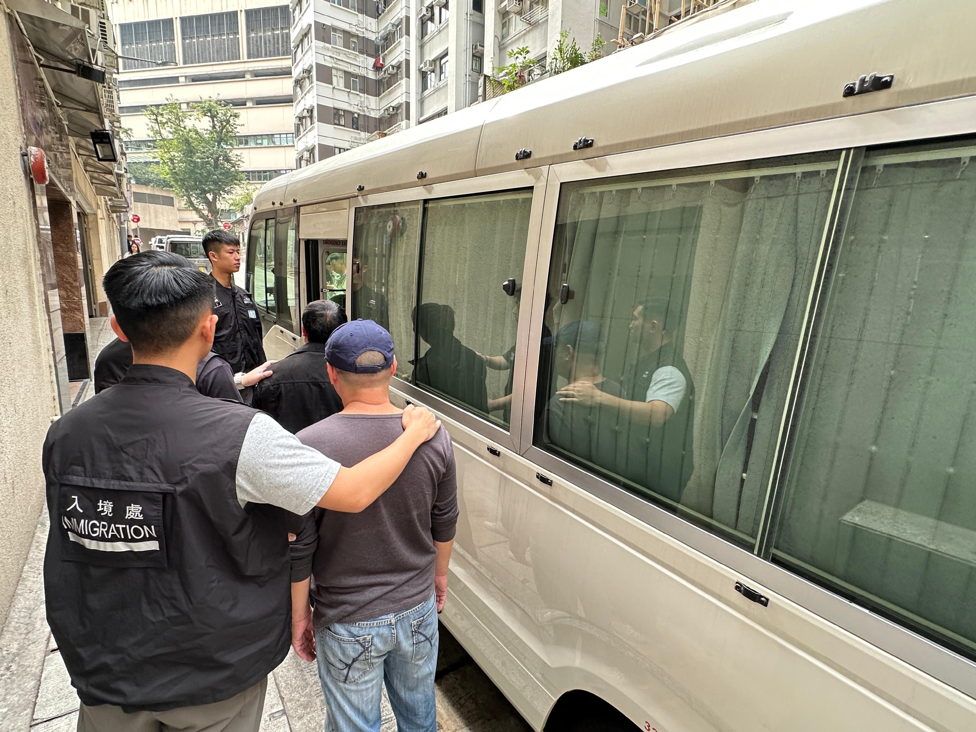 入境事務處於一月二十日至昨日（一月二十三日）一連四日在全港多區展開反非法勞工行動，分別是代號「曙光行動」，聯同香港警務處執行的「冠軍行動」和「風沙行動」與及聯同勞工處於年宵市場展開的反非法勞工行動。圖示懷疑非法勞工在行動中被捕。