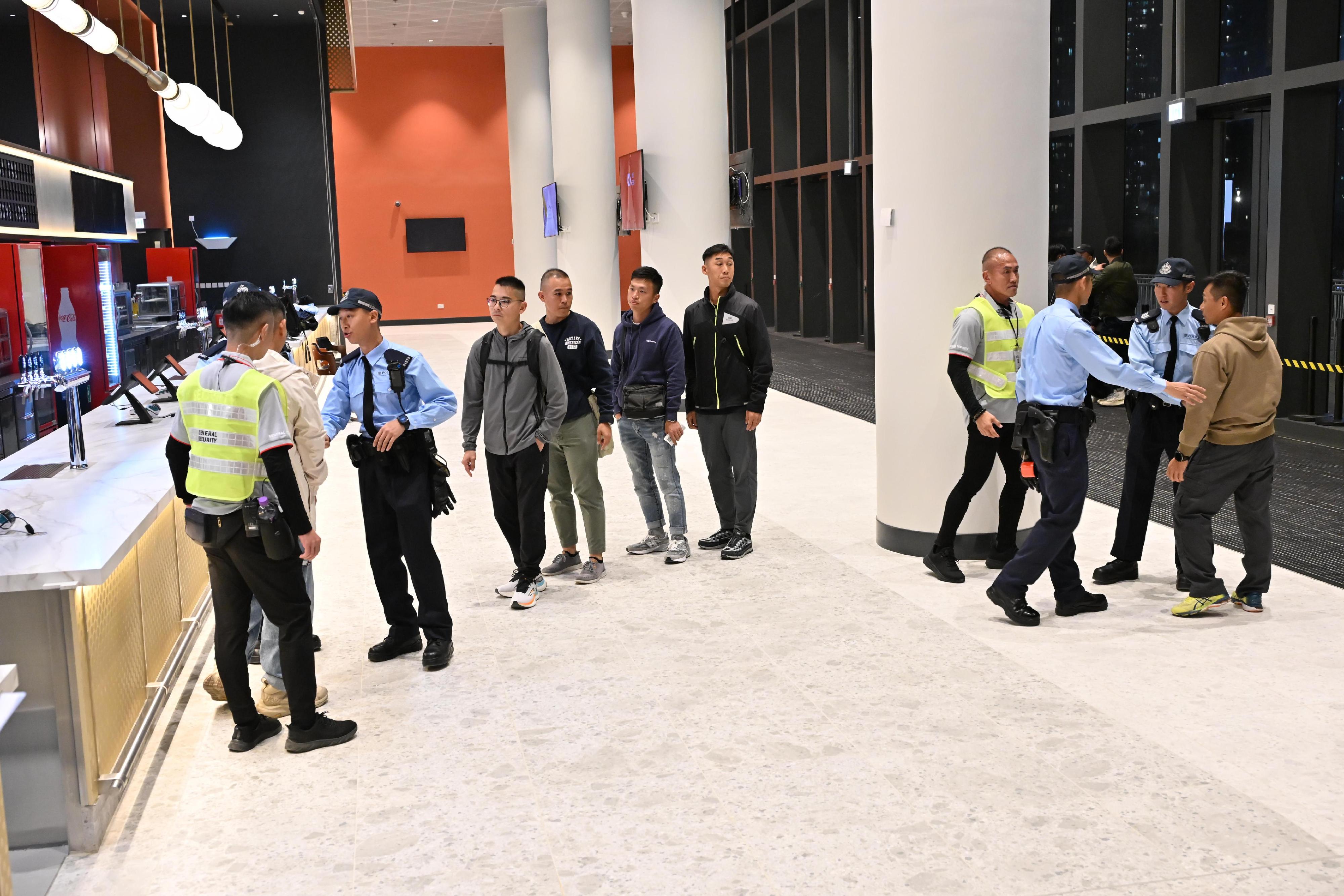 A large-scale stress test was conducted at Kai Tak Sports Park tonight (January 24). Photo shows personnel handling disputes during a simulated scenario of stress test.