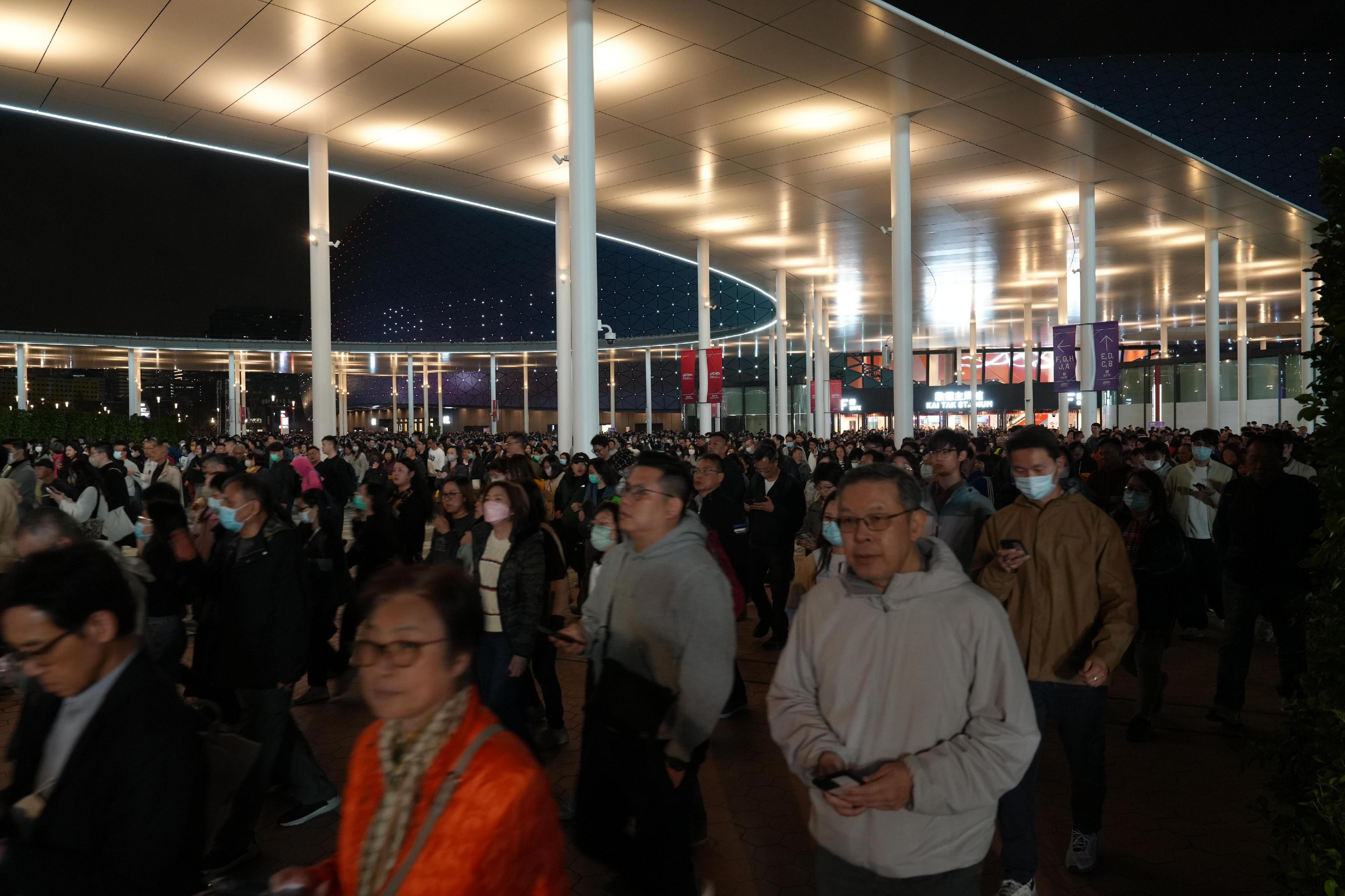 A large-scale stress test was conducted at Kai Tak Sports Park tonight (January 24). Photo shows participants leaving the Kai Tak Stadium.