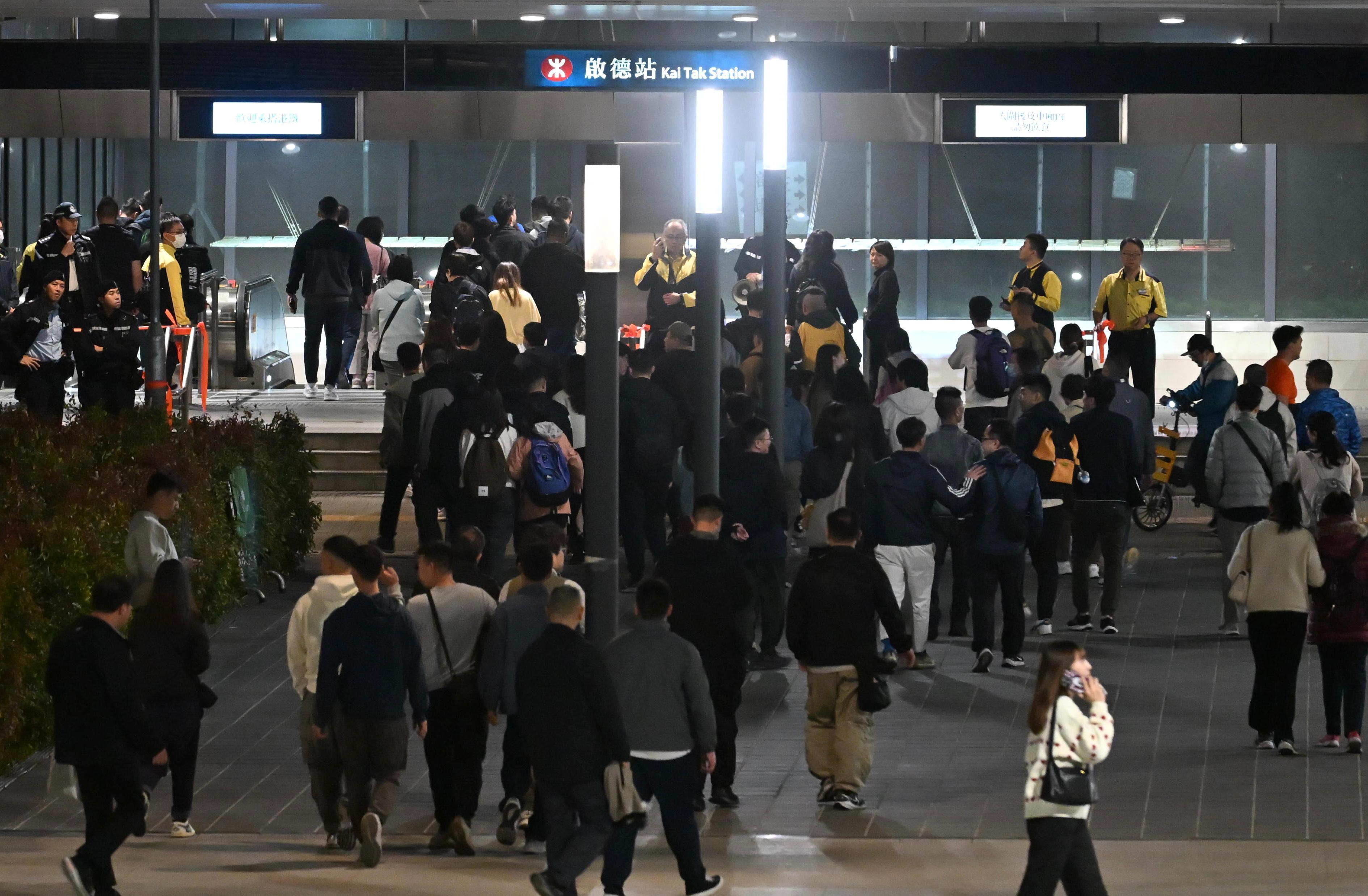 A large-scale stress test was conducted at Kai Tak Sports Park tonight (January 24). Photo shows participants proceeding to the MTR Kai Tak station.