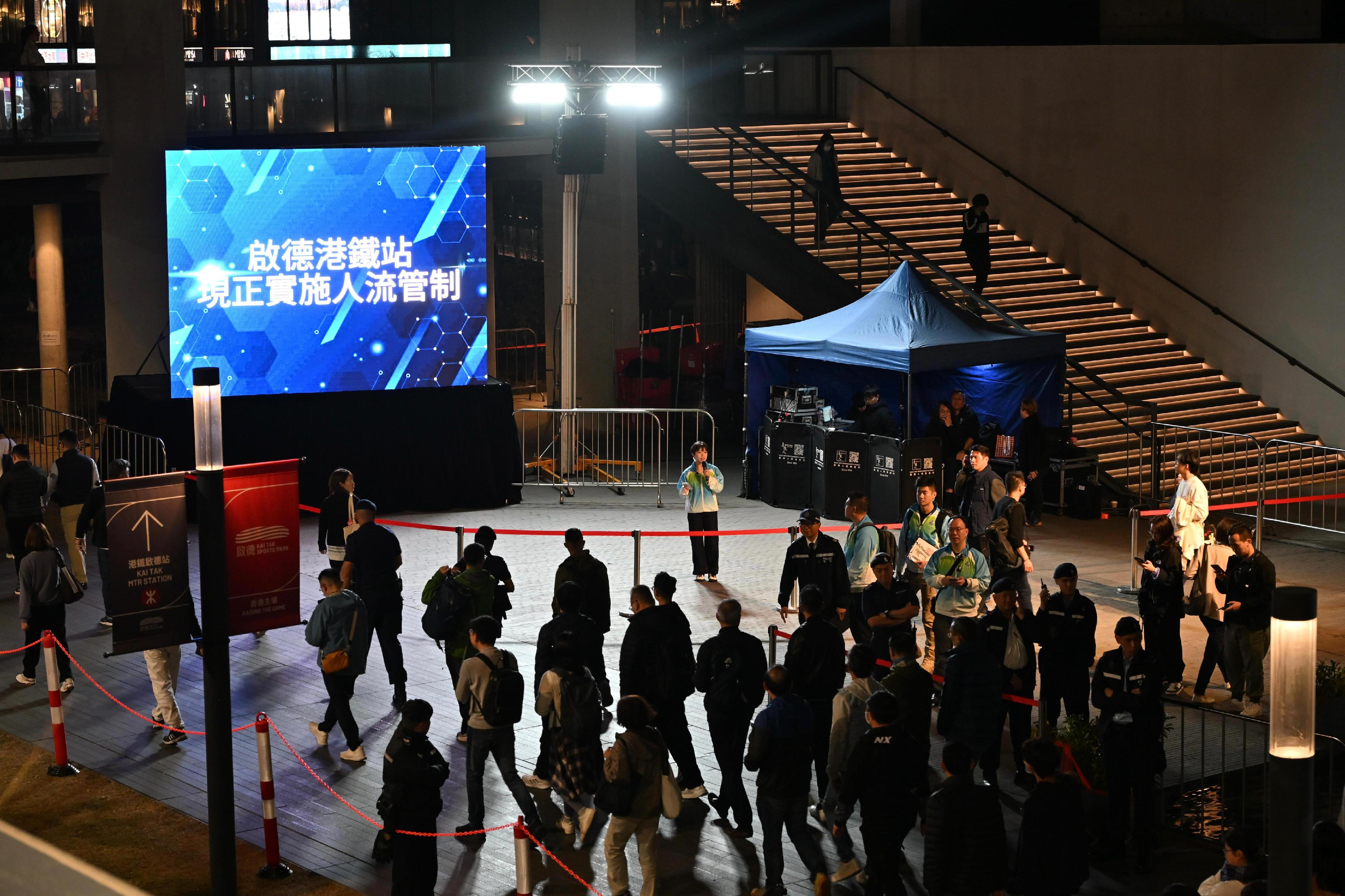 A large-scale stress test was conducted at Kai Tak Sports Park tonight (January 24). Photo shows the Police testing the latest crowd management measure.
