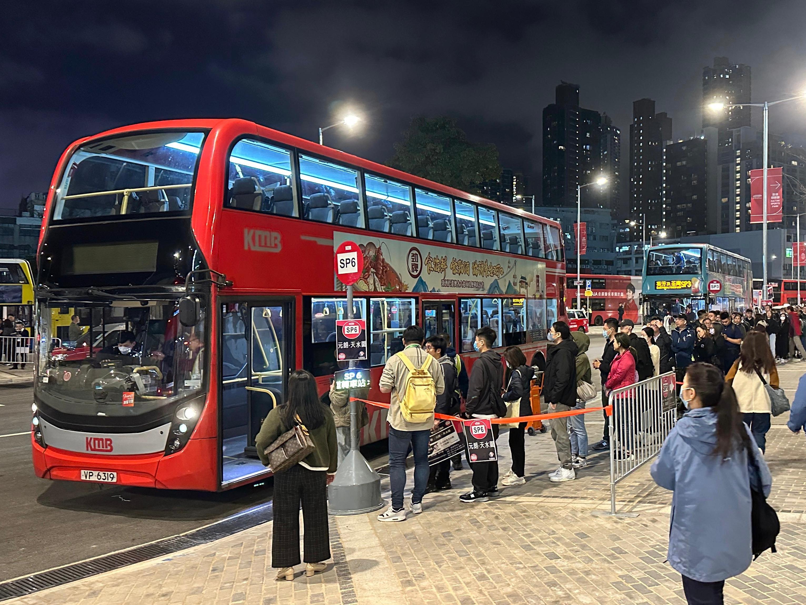 A large-scale stress test was conducted at Kai Tak Sports Park tonight (January 24). Photo shows participants leaving the venue at the Sung Wong Toi Road Special Bus Drop-off / Pick-up Area.