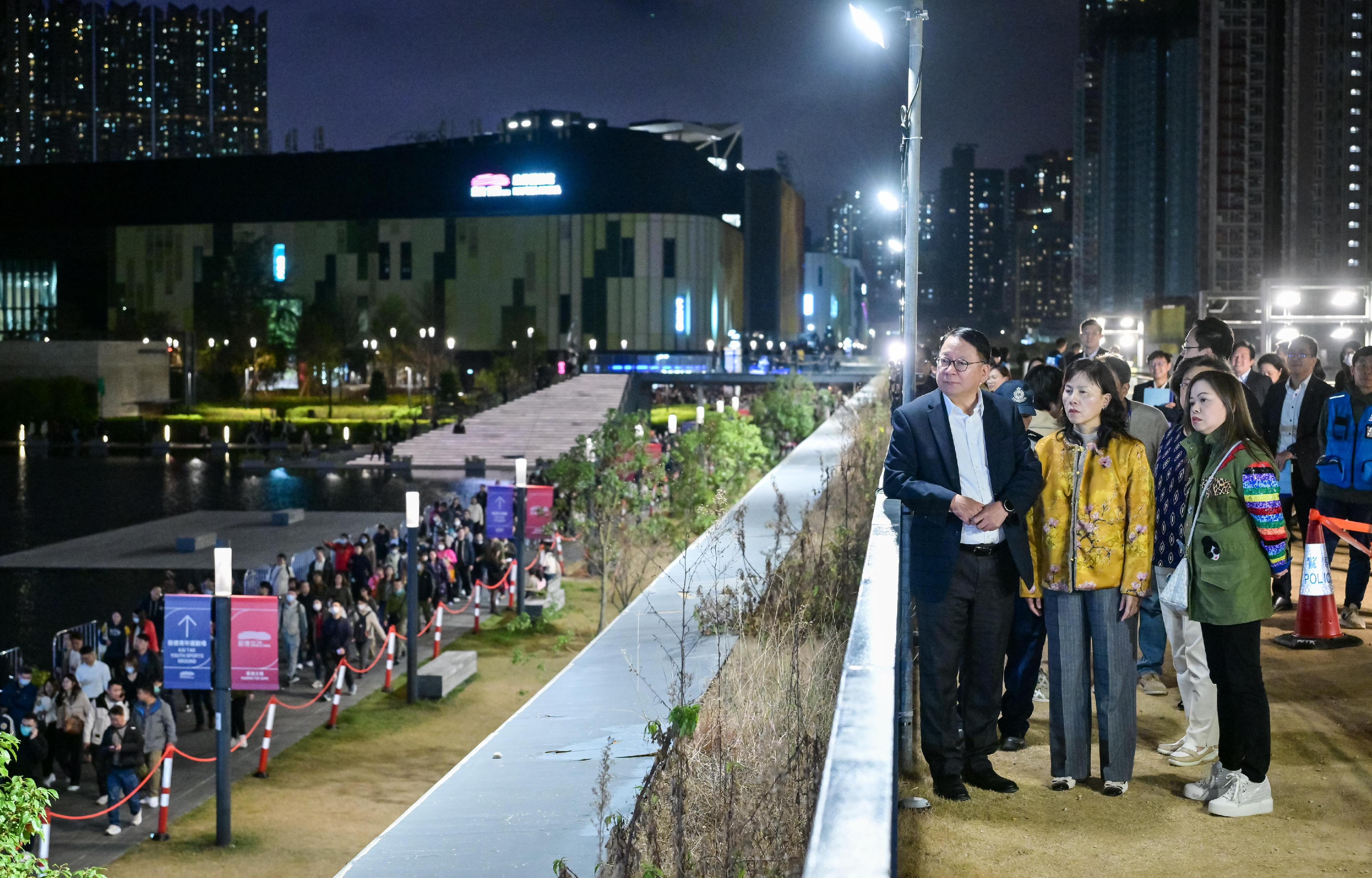 The Chief Secretary for Administration, Mr Chan Kwok-ki, attended the Kai Tak Sports Park stress test on January 24. Photo shows Mr Chan (left) observing audience members leaving the venue after watching the performance by disciplined services. Looking on are the Secretary for Transport and Logistics, Ms Mable Chan (centre) and the Secretary for Culture, Sports and Tourism, Miss Rosanna Law (right).