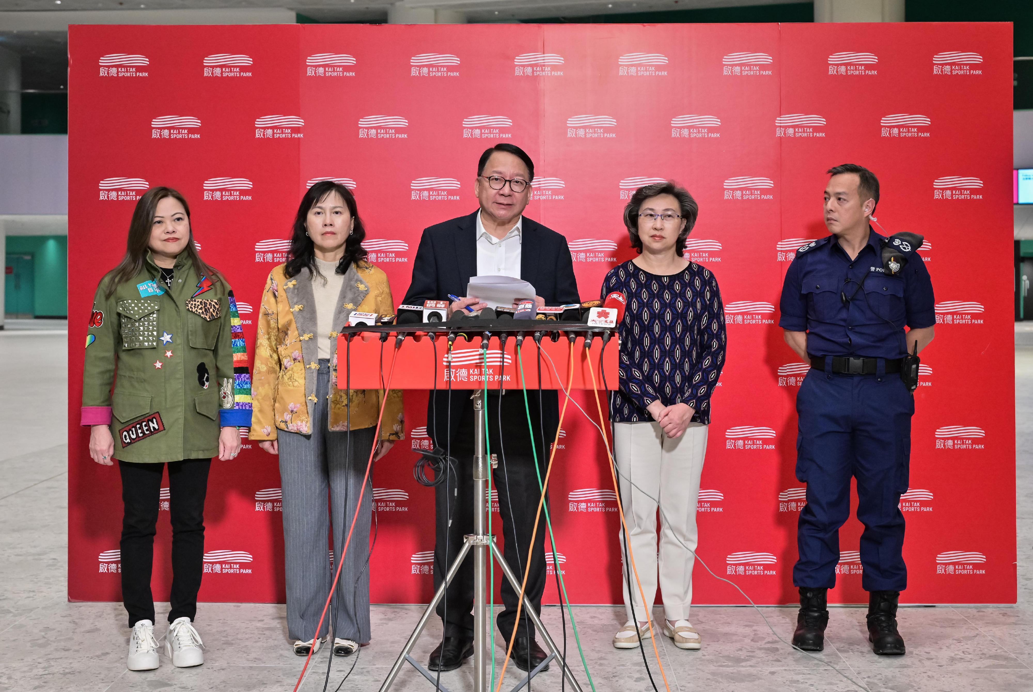 The Chief Secretary for Administration, Mr Chan Kwok-ki (centre), together with the Secretary for the Civil Service, Mrs Ingrid Yeung (second right); the Secretary for Transport and Logistics, Ms Mable Chan (second left); the Secretary for Culture, Sports and Tourism, Miss Rosanna Law (first left); and the Exercise Director of Inter-departmental Task Group on Test and Drills and Deputy Commissioner of Police (Operations), Mr Chow Yat-ming (first right), meets the media after attending the Kai Tak Sports Park stress test on January 24.
