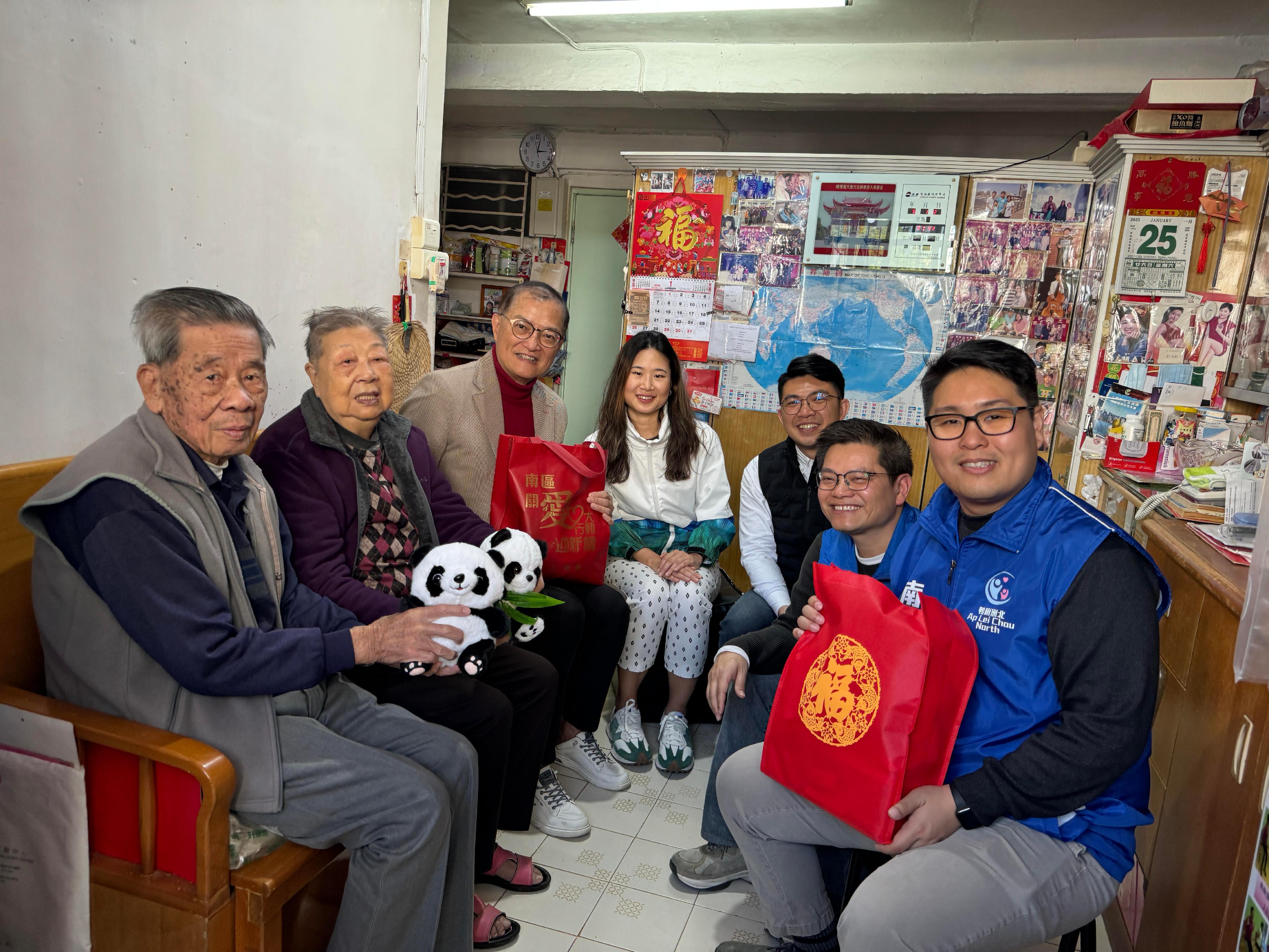 The Secretary for Health, Professor Lo Chung-mau (third left), visited elderly families at Wah Fu Estate, Southern District today (January 25) to chat with them, learn about their living conditions, and distribute blessing bags in celebration of the Chinese New Year in order to share the festive joy and celebrate the Chinese New Year together.