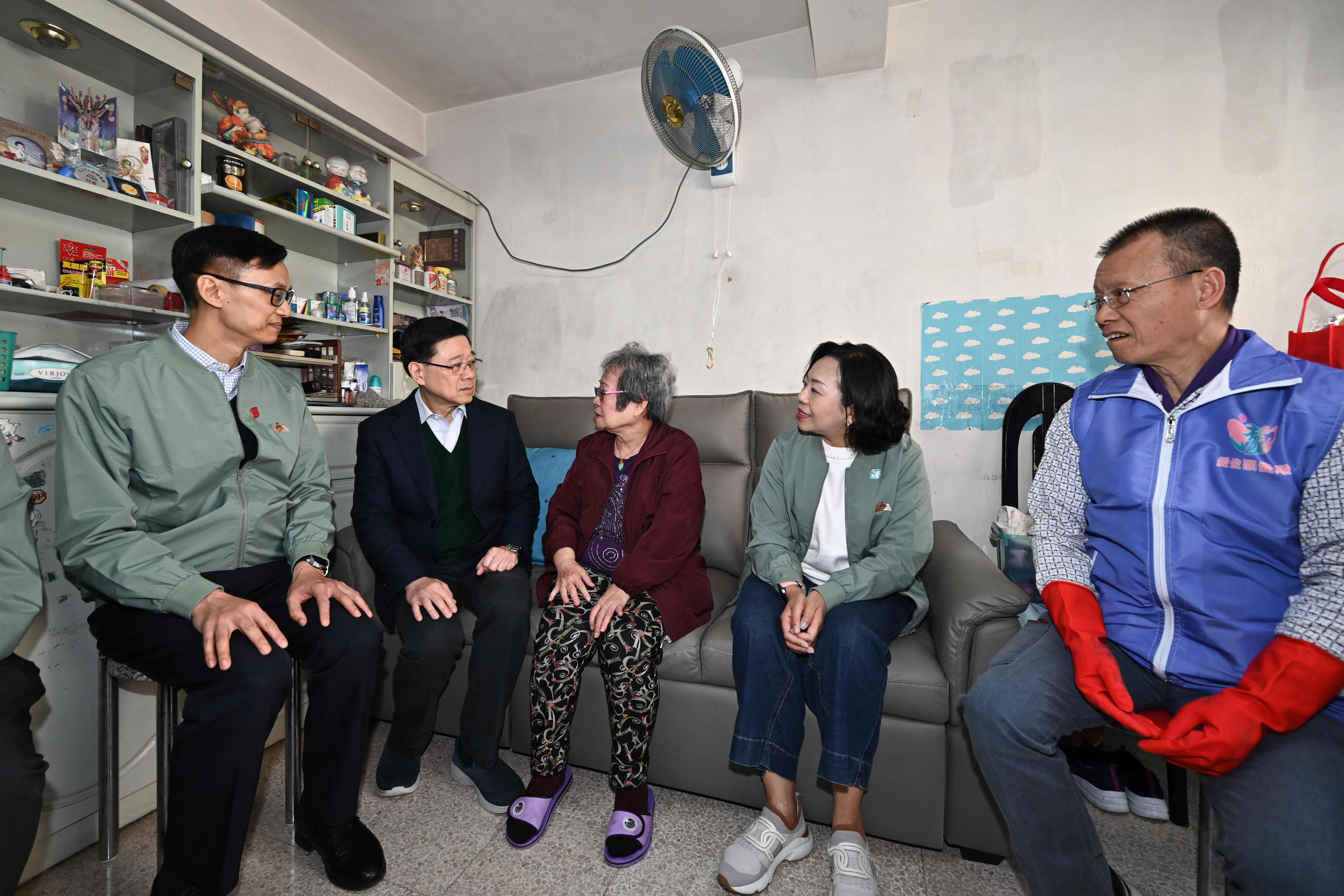 The Chief Executive, Mr John Lee, visited Ho Man Tin today (January 25). Photo shows Mr Lee (second left), accompanied by the Secretary for Home and Youth Affairs, Miss Alice Mak (second right); the District Officer (Kowloon City), Mr Ivanhoe Chang (first left); and a representative from the District Services and Community Care Team (Care Team) (Kowloon City), visiting a singleton elderly person living in Oi Man Estate, Kowloon City District, to learn about the home repair and cleaning services provided by the Care Team. 
