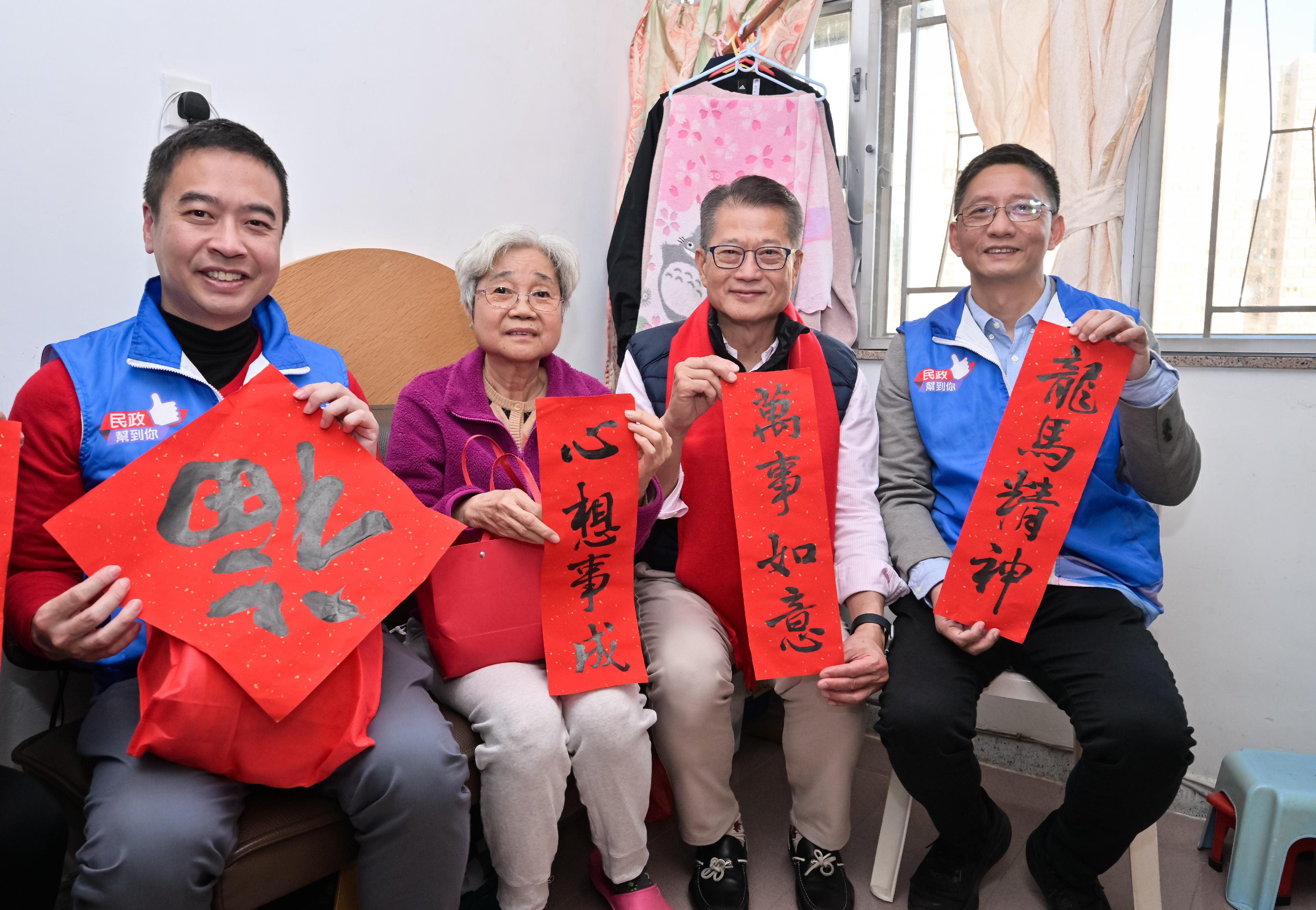 The Financial Secretary, Mr Paul Chan (second right), accompanied by the District Officer (Yau Tsim Mong), Mr Edward Yu (first left), and together with Yau Tsim Mong District Council members and representatives from the District Services and Community Care Team (Yau Tsim Mong), visited an elderly family living on Oak Street today (January 25).
