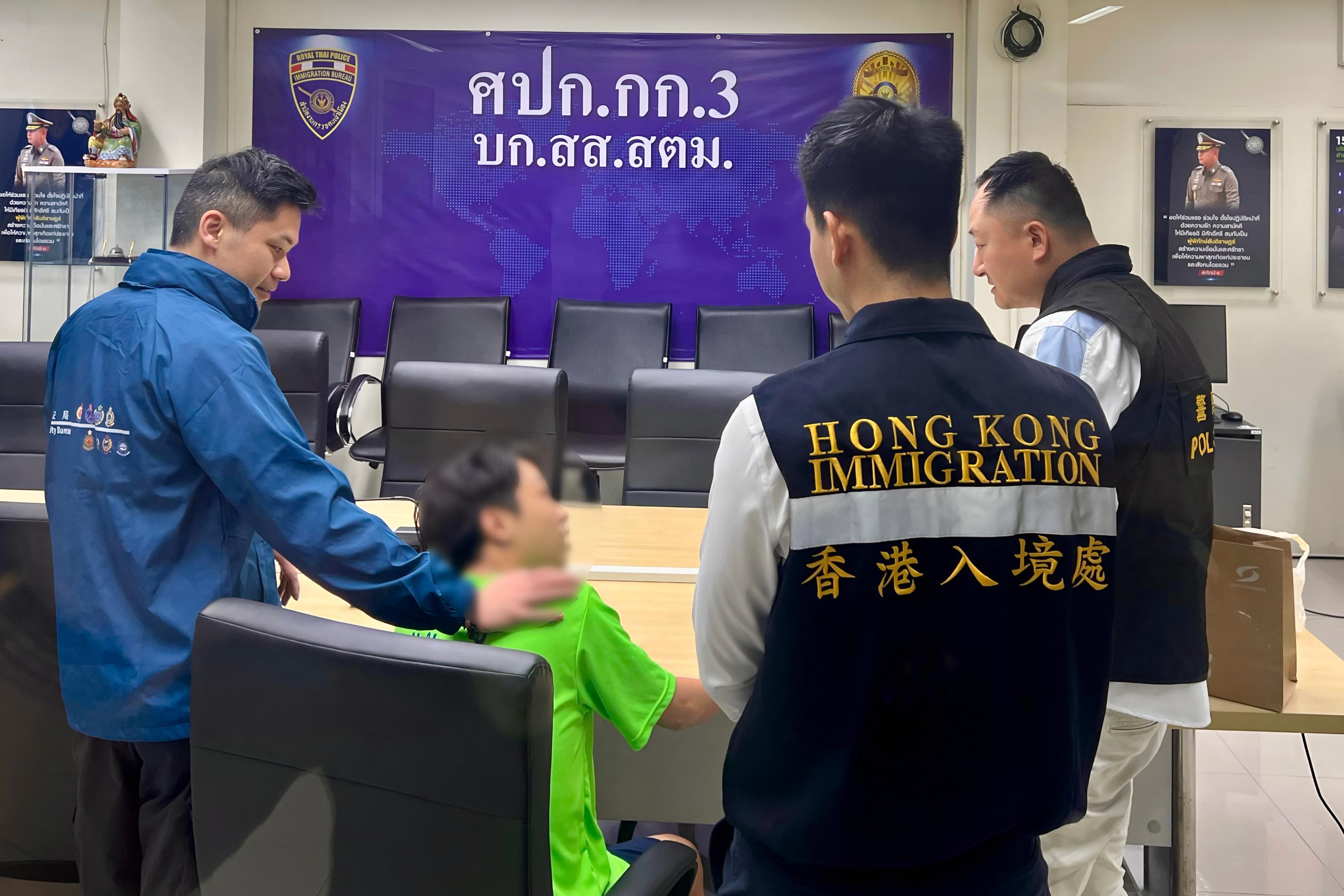 一名在緬甸被禁錮從事非法工作的港人日前獲救及安全抵達泰國，並將於下周一（一月二十七日）與保安局專責小組成員一同返港。圖示專責小組成員與獲救港人（左二）昨日（一月二十四日）在曼谷的拘留中心見面。