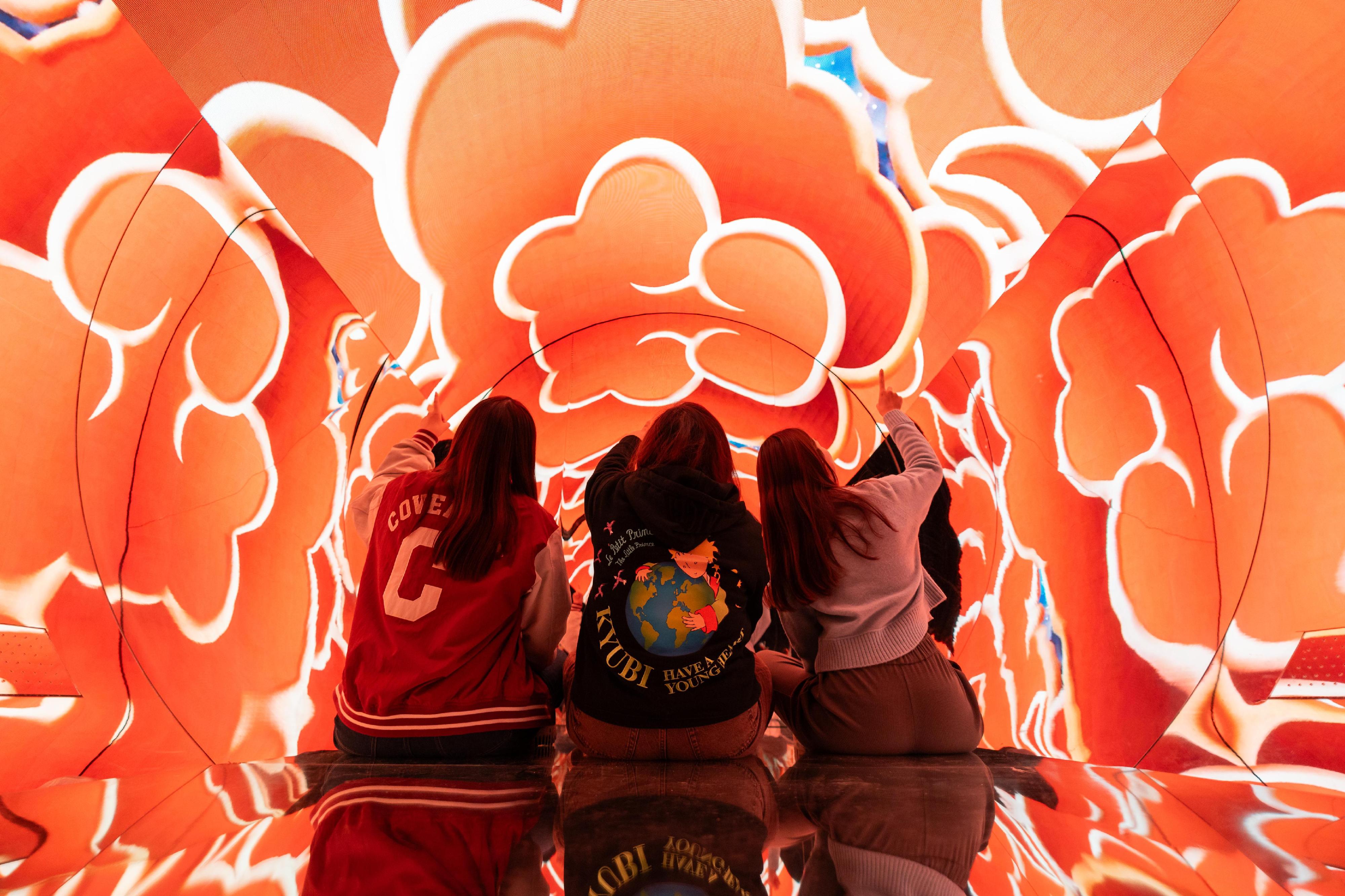 The Hong Kong Housing Authority has arranged various immersive light installations in the Atrium and Rooftop Garden of Domain, its regional shopping centre in Yau Tong, providing visitors with "check-in" opportunities for photo taking with their friends and families.