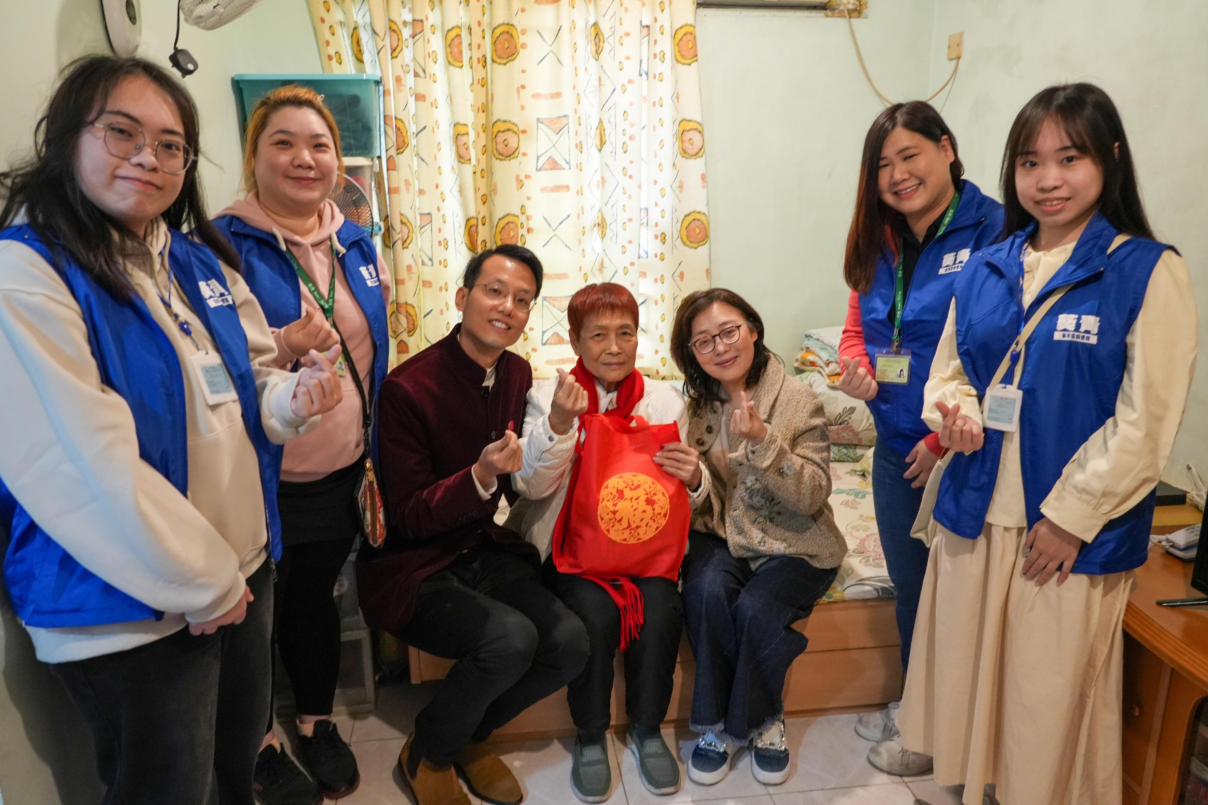 Accompanied by the District Officer (Kwai Tsing), Mr Huggin Tang (third left), the Secretary for Development, Ms Bernadette Linn (third right), together with a Kwai Tsing District Council member and representatives from the District Services and Community Care Team (Kwai Tsing), visited singleton elderly people living in Kwai Fong Estate today (January 26).