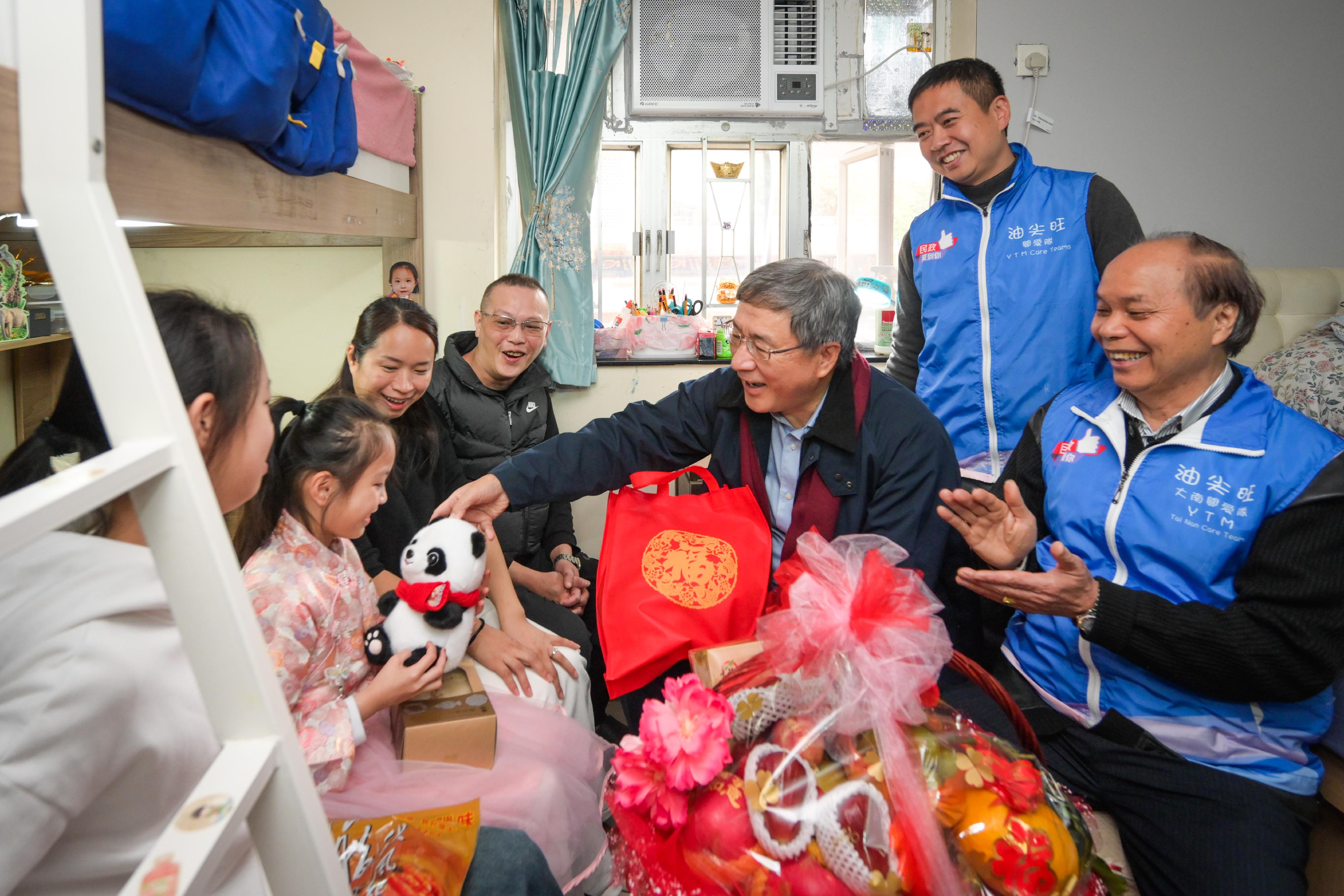 The Deputy Chief Secretary for Administration, Mr Cheuk Wing-hing (front row, second right), today (January 26) visited a family of new arrivals from the Mainland living in Tai Kok Tsui to extend his care and regards ahead of the Chinese New Year. Joining Mr Cheuk are the District Officer (Yau Tsim Mong), Mr Edward Yu (back row), and Tai Nam Sub-district Services and Community Care Team (Yau Tsim Mong) leader Mr Tang Yau-choi (front row, first right).
