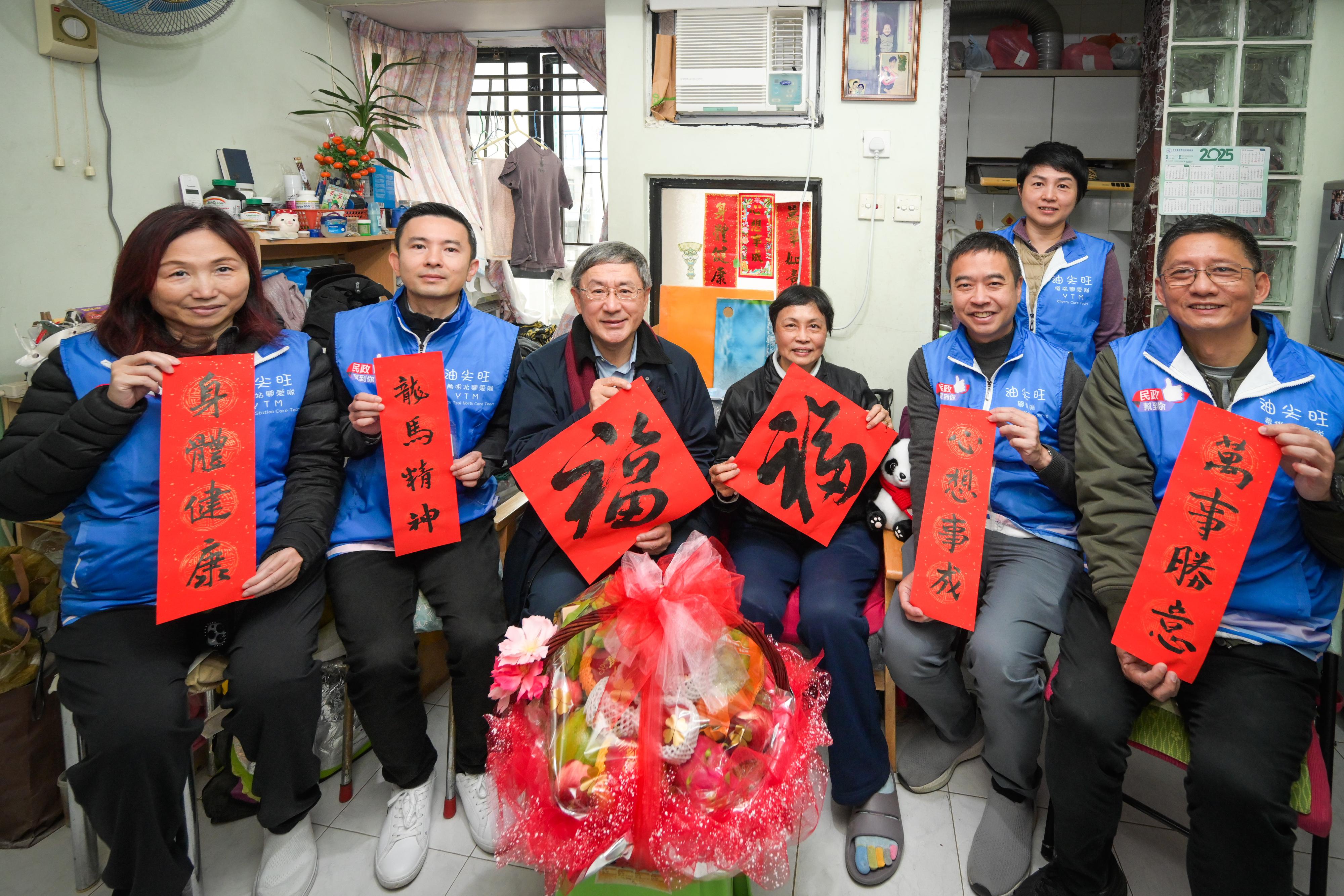 The Deputy Chief Secretary for Administration, Mr Cheuk Wing-hing (third left), today (January 26) visited an elderly singleton living in Tai Kok Tsui to extend his care and regards ahead of the Chinese New Year. Joining Mr Cheuk are the District Officer (Yau Tsim Mong), Mr Edward Yu (front row, second right); Yau Tsim Mong District Council member Mr Chung Chak-fai (first right) and Cherry Sub-district Services and Community Care Team (Yau Tsim Mong).
