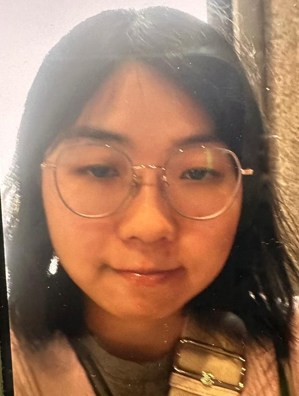 三十七歲女子梁淑華身高約一點五五米，體重約四十七公斤，中等身材，圓面型，黃皮膚及蓄長黑髮。她最後露面時身穿淺色外套、卡其色長褲及白色波鞋。