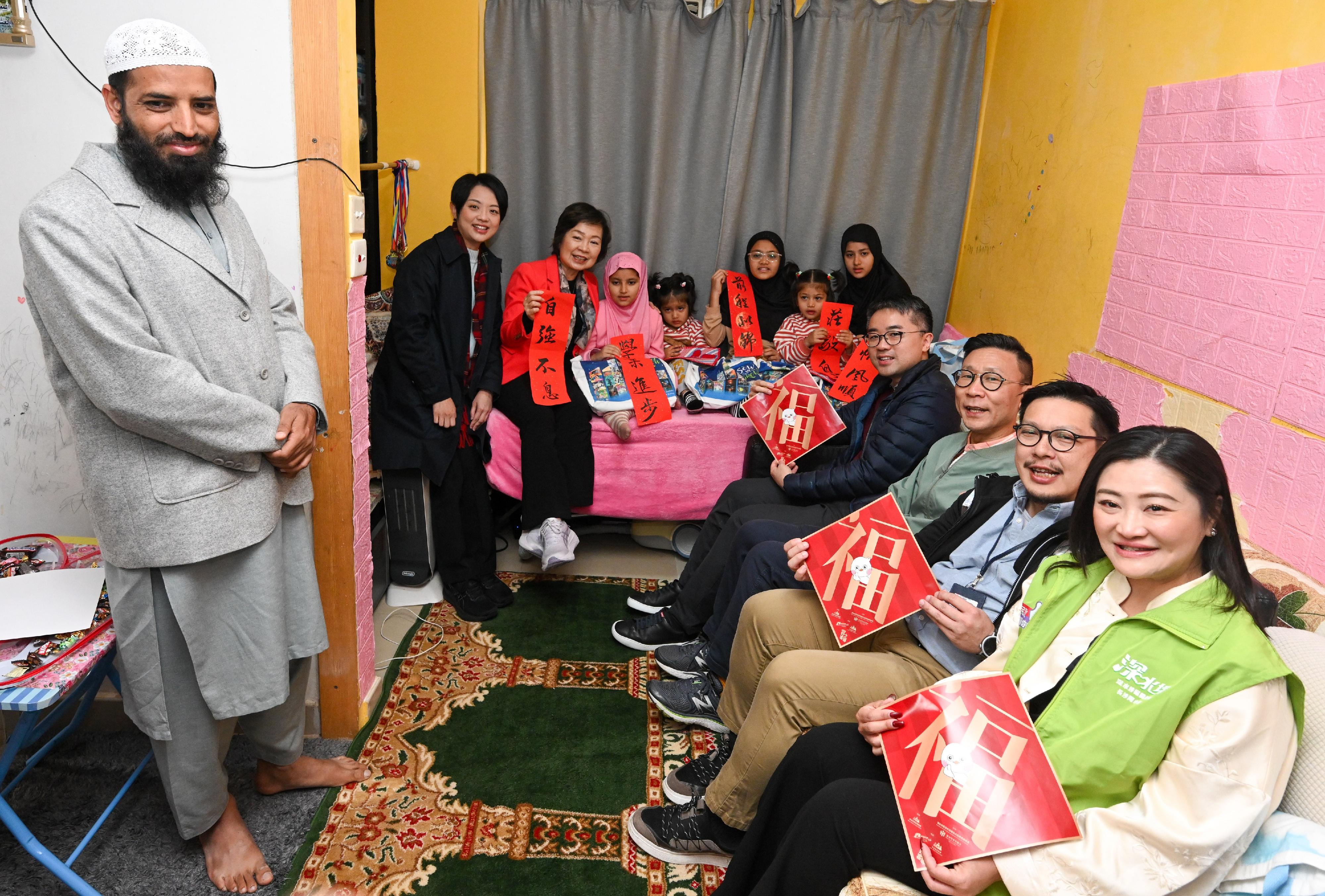 The Secretary for Education, Dr Choi Yuk-lin (third left), accompanied by the District Officer (Sham Shui Po), Mr Paul Wong (third right), together with the Under Secretary for Education, Dr Sze Chun-fai (fourth right), the Political Assistant to the Secretary for Education, Ms Siu Ka-yi (second left), a member of the Sham Shui Po District Council and a representative from the Cheung Sha Wan Sub-district Care Team (Sham Shui Po), visited an ethnic minority grassroots family living in Cheung Sha Wan today (January 28).