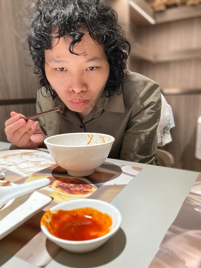 四十歲內地女子尹丽芬身高約一點六米，體重約五十公斤，瘦身材，長面型，黃皮膚及蓄短曲黑髮。她最後露面時身穿白色長袖上衣、黑色長裙、深色鞋及攜有一個深色手袋。