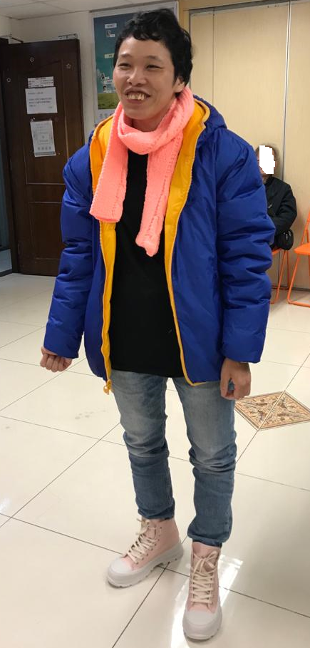 四十歲內地女子尹丽芬身高約一點六米，體重約五十公斤，瘦身材，長面型，黃皮膚及蓄短曲黑髮。她最後露面時身穿白色長袖上衣、黑色長裙、深色鞋及攜有一個深色手袋。