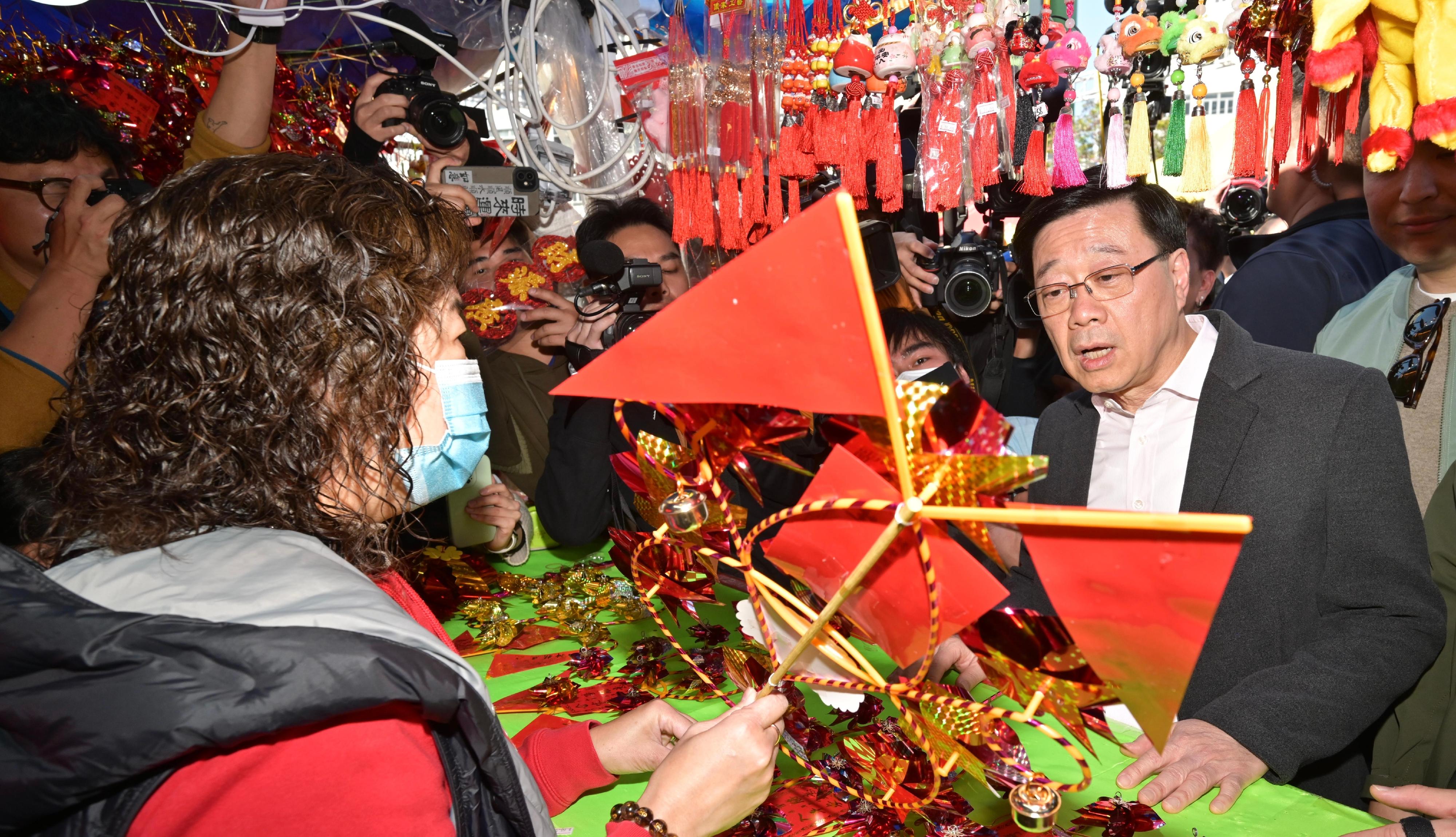行政長官李家超今日（一月二十八日）到訪屯門天后廟廣場年宵市場。圖示李家超（右）在場內購物。

