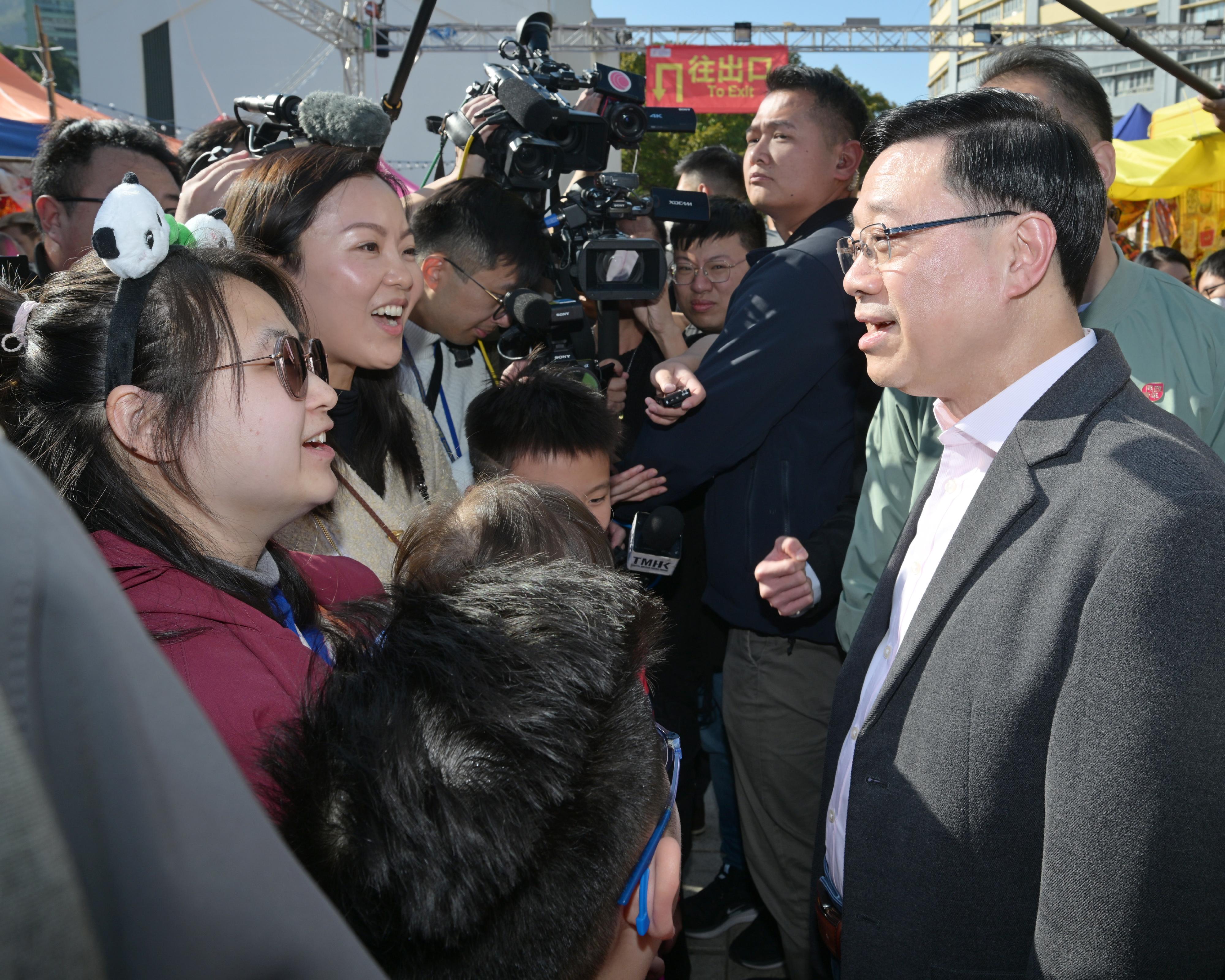 行政長官李家超今日（一月二十八日）到訪屯門天后廟廣場年宵市場。圖示李家超（右）與市民交流。

