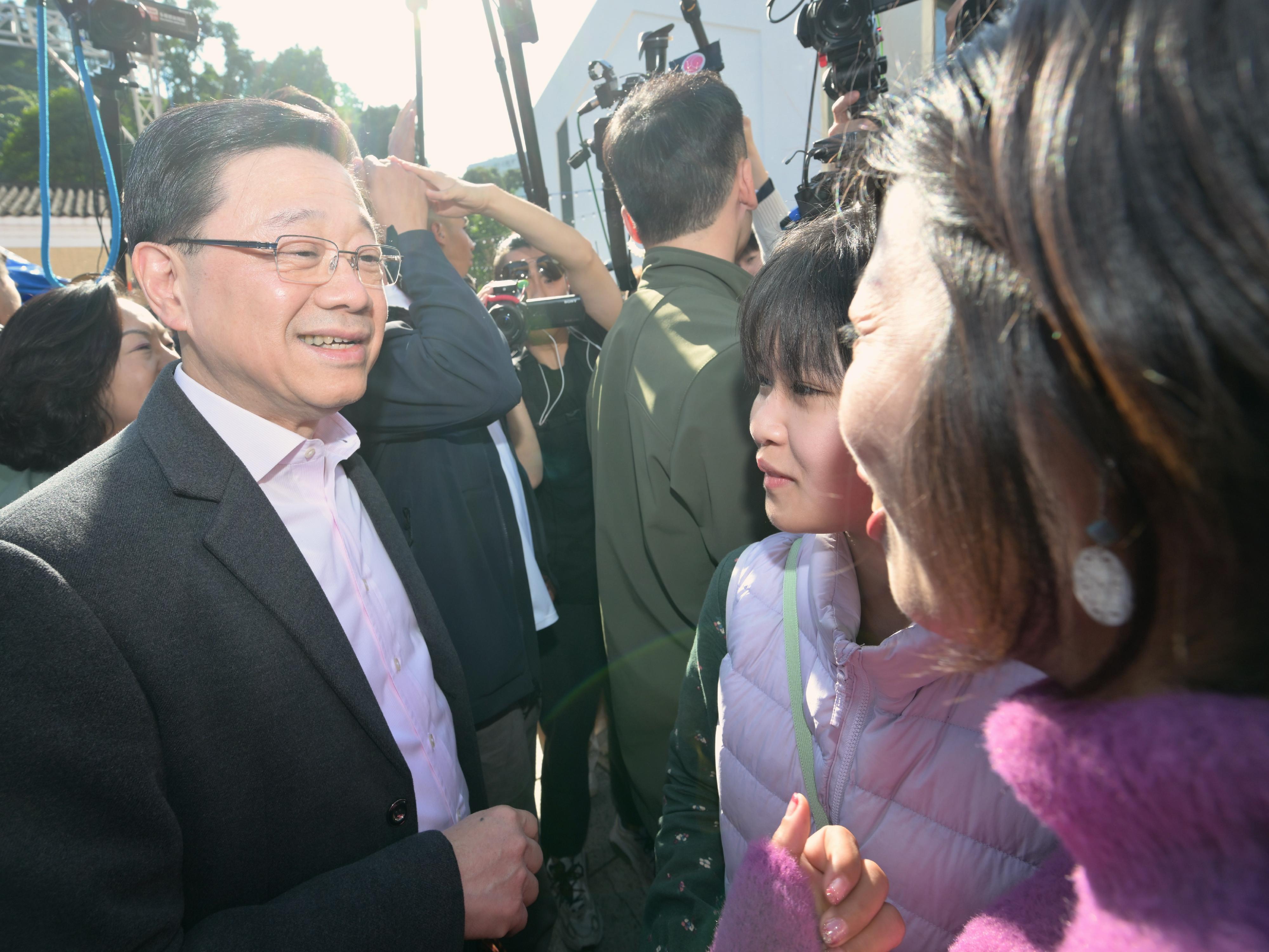 行政長官李家超今日（一月二十八日）到訪屯門天后廟廣場年宵市場。圖示李家超（左）與市民交流。


