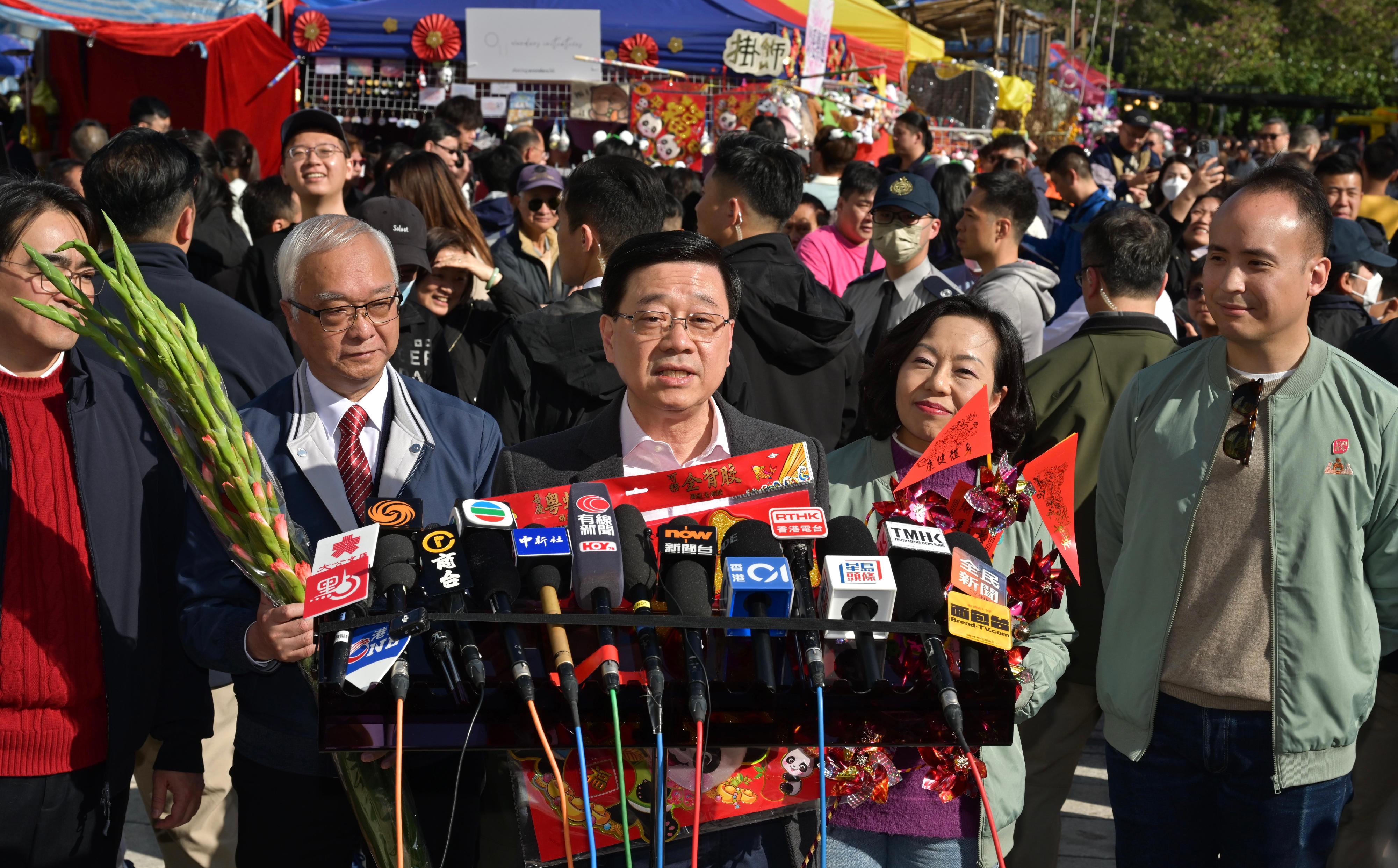 行政長官李家超（中）今日（一月二十八日）到訪屯門天后廟廣場年宵市場後，在環境及生態局局長謝展寰（左二）和民政及青年事務局局長麥美娟（右二）陪同下會見傳媒。